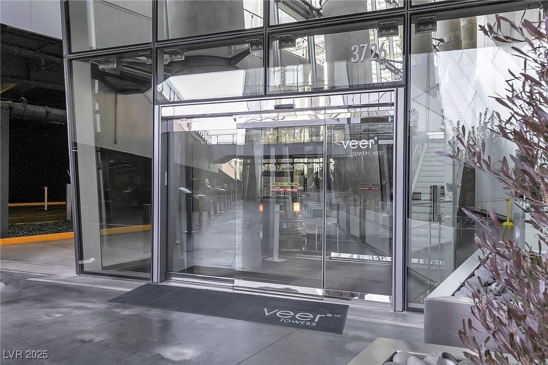 3726 Las Vegas Boulevard 3207