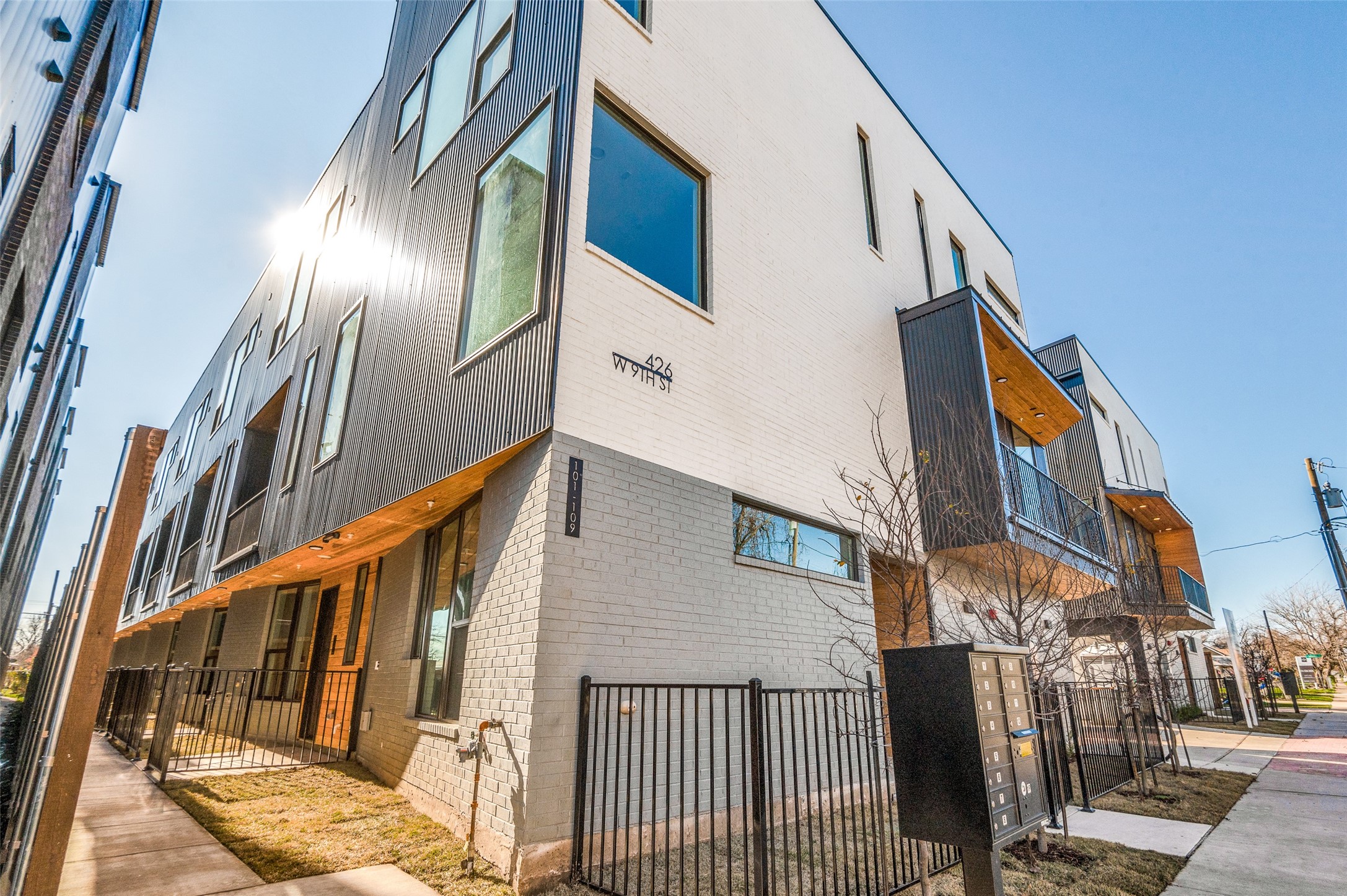 426 W 9th Street 206