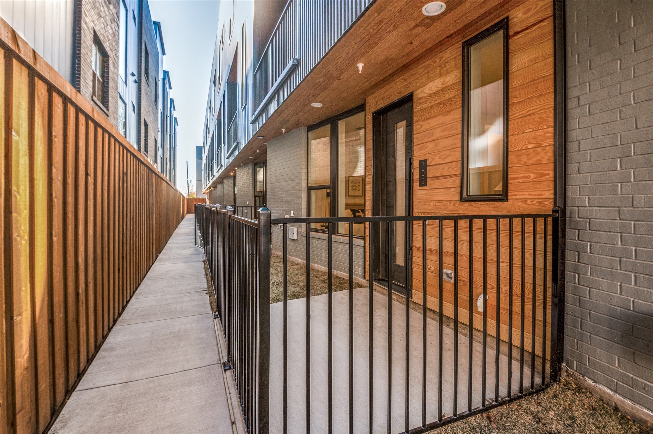 426 W 9th Street 202