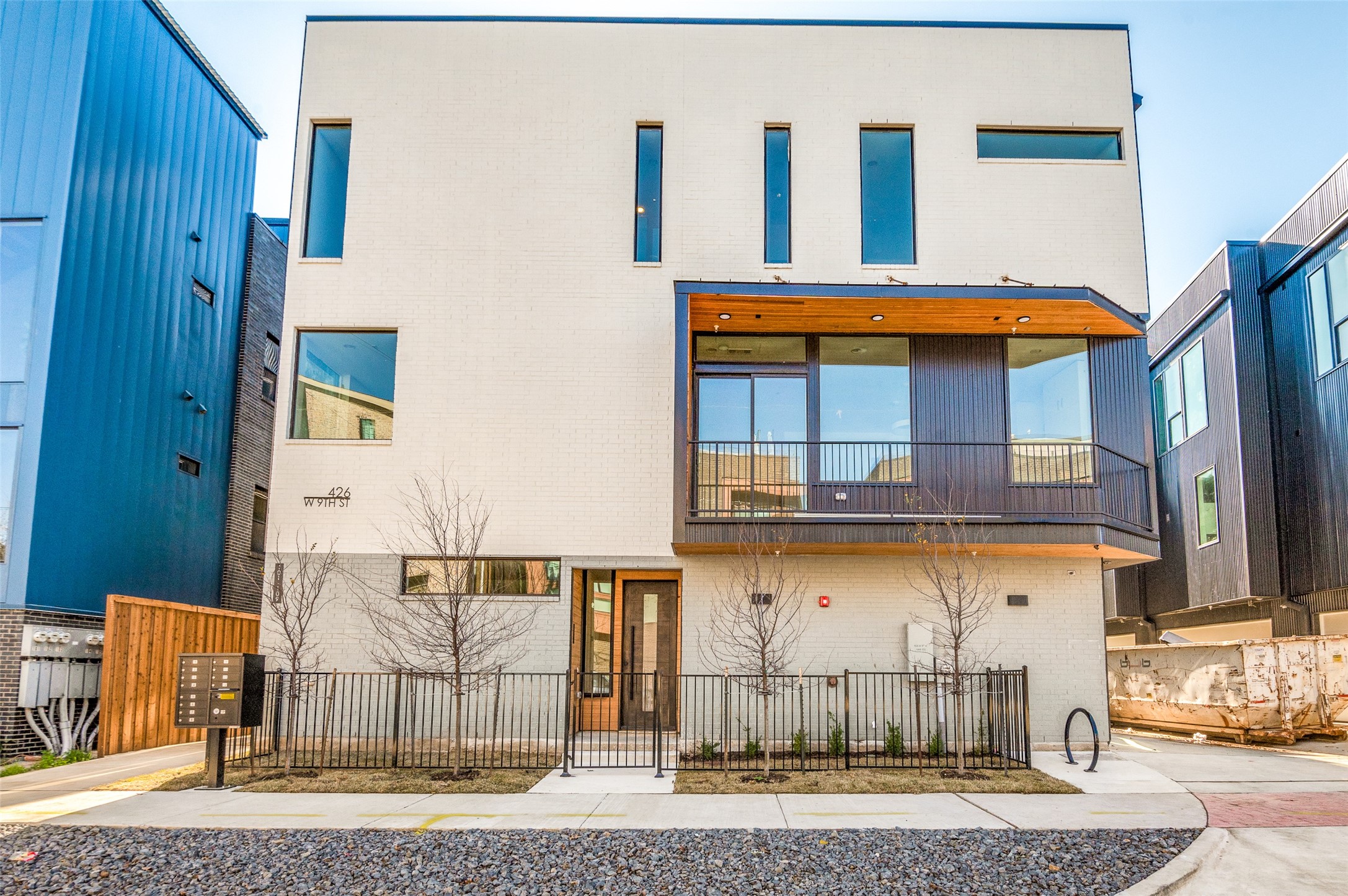 426 W 9th Street 202