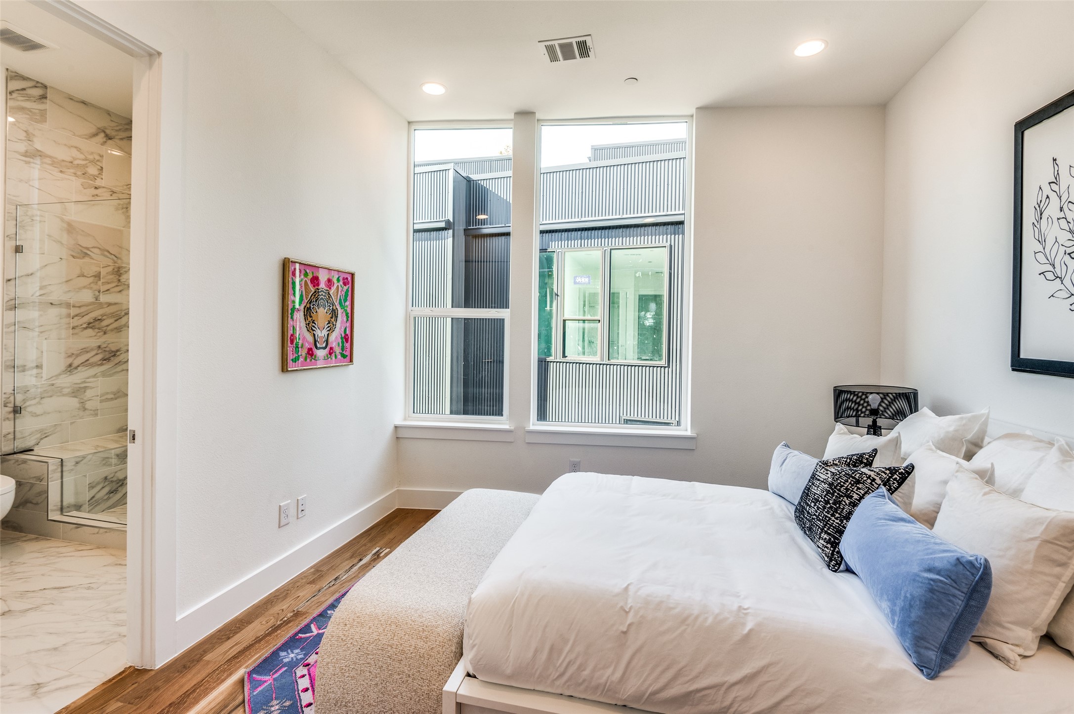 426 W 9th Street 202