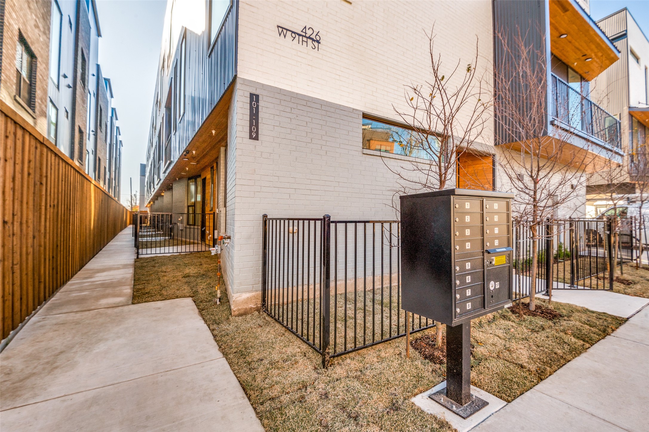 426 W 9th Street 202