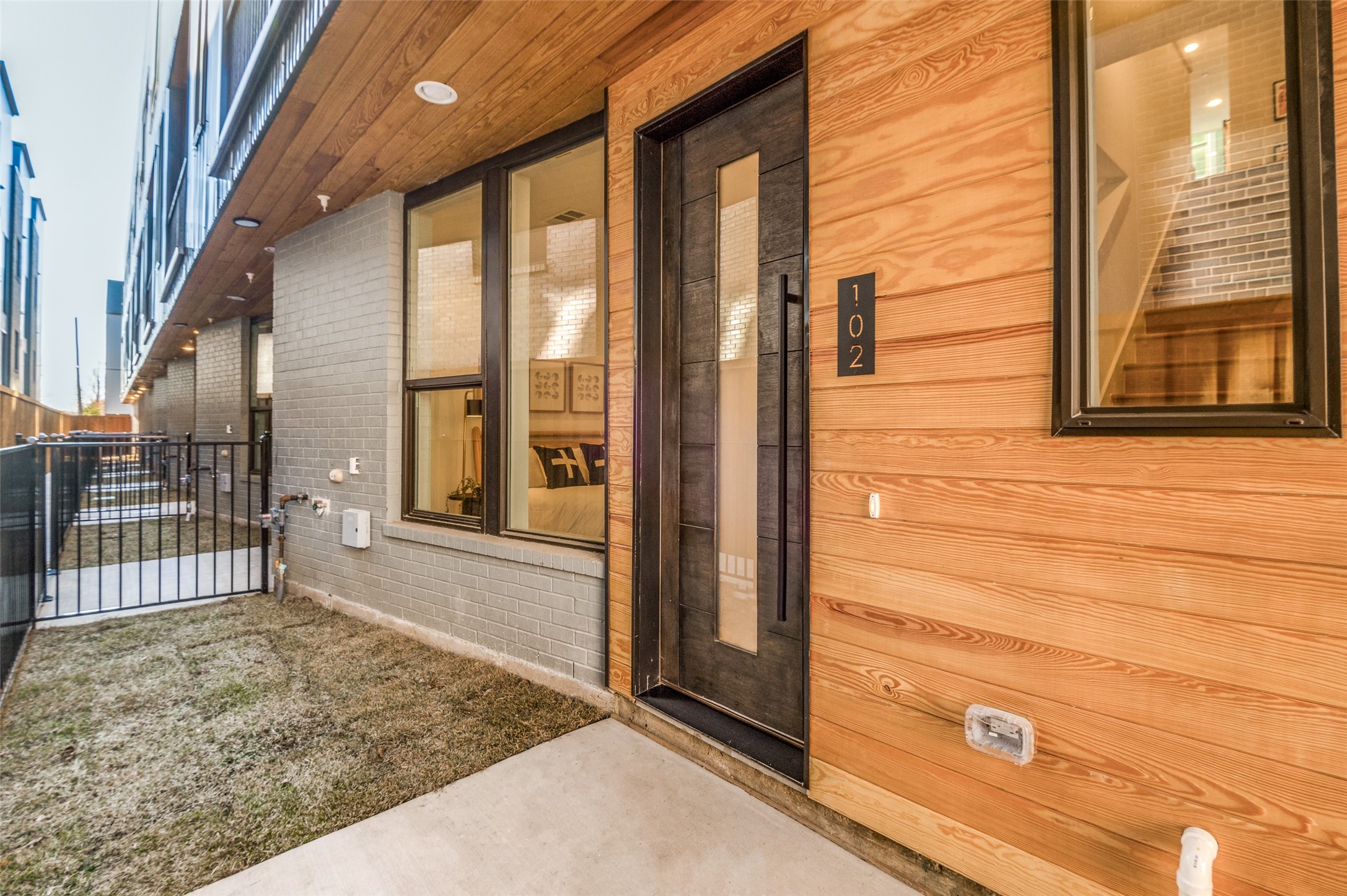 426 W 9th Street 202