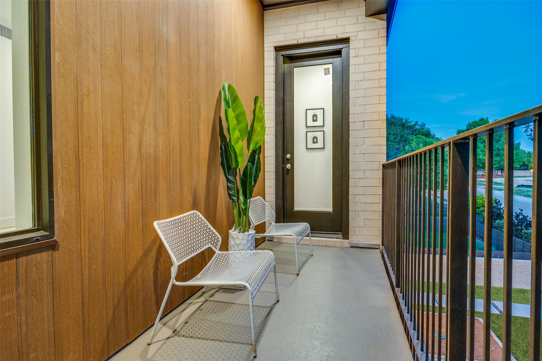 5443 Ellsworth