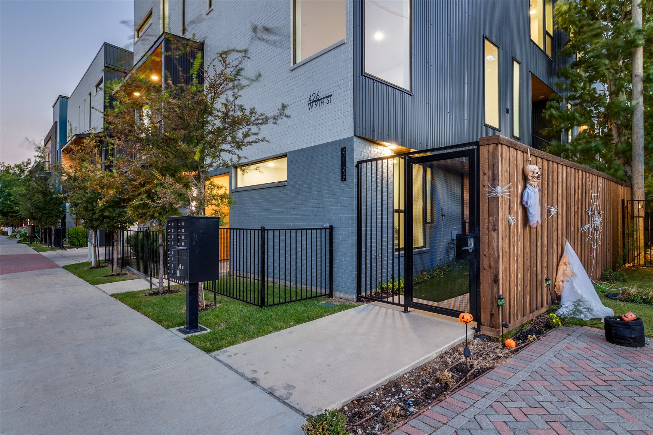 426 W 9th Street 105