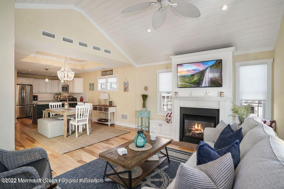 369 W 8th Street 4