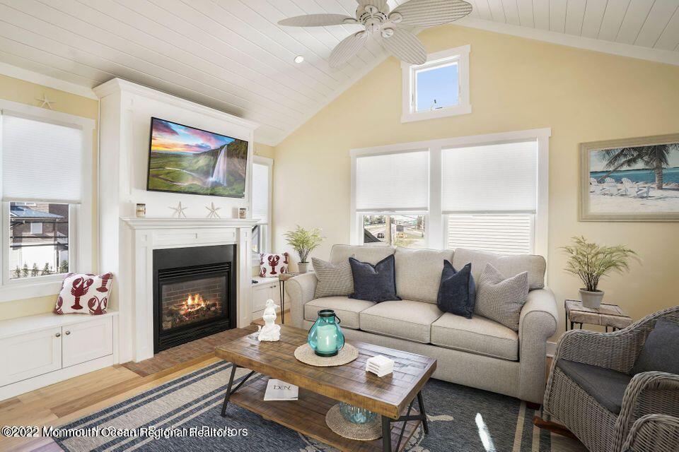369 W 8th Street 4