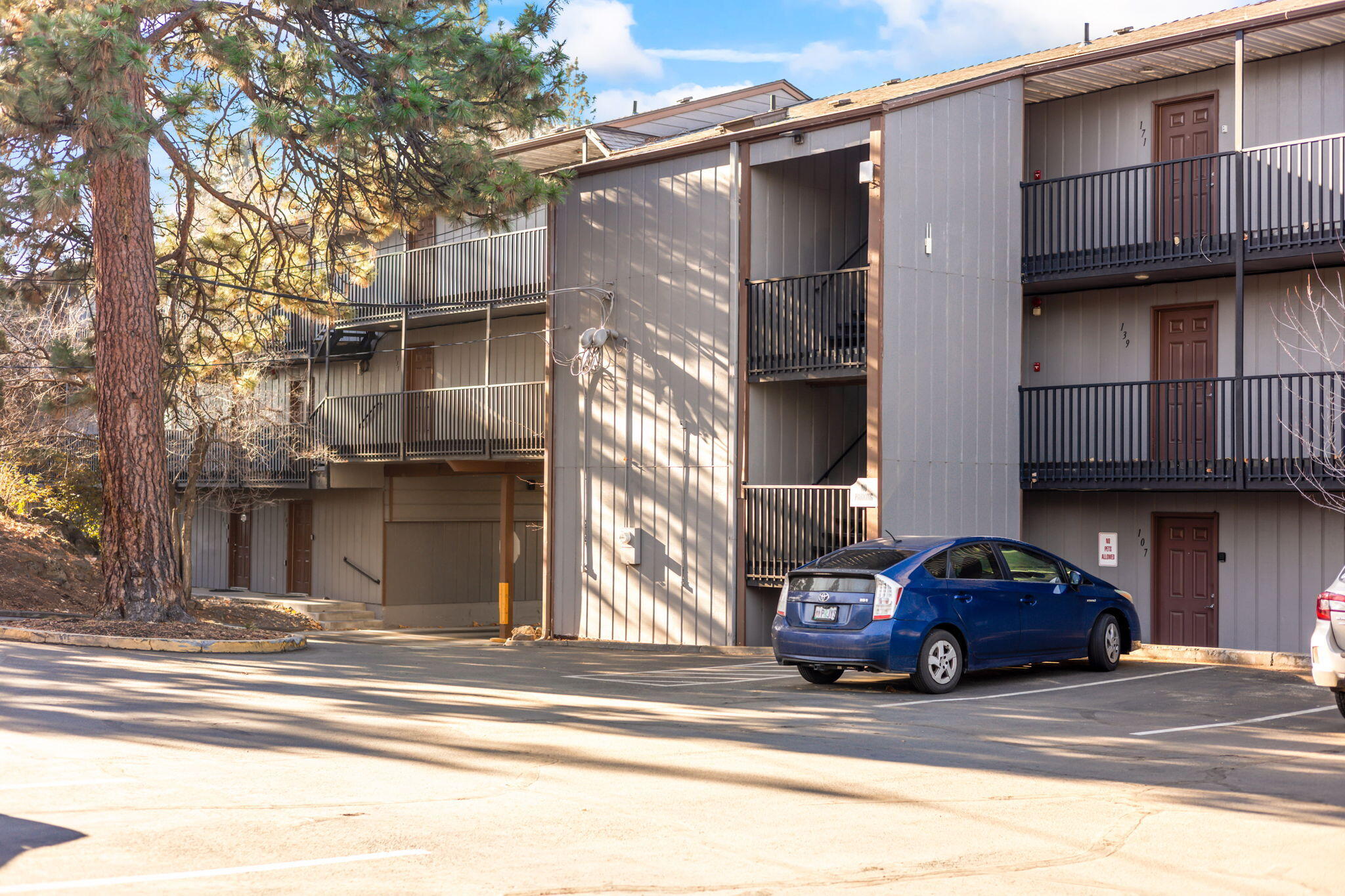 1565 NW Wall Street, 164-165