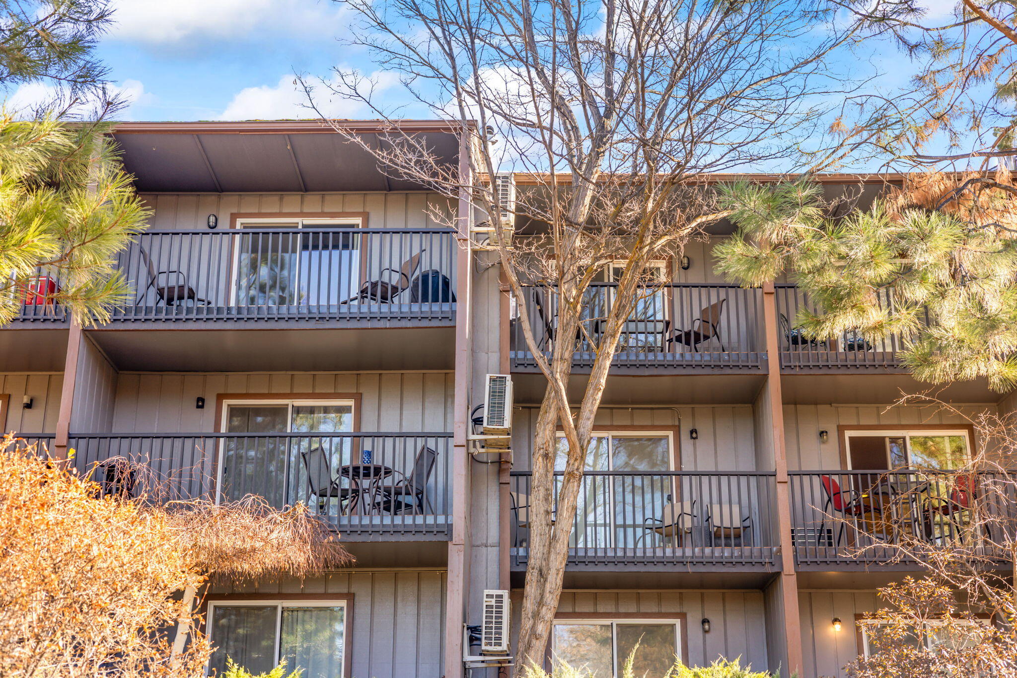 1565 NW Wall Street, 164-165