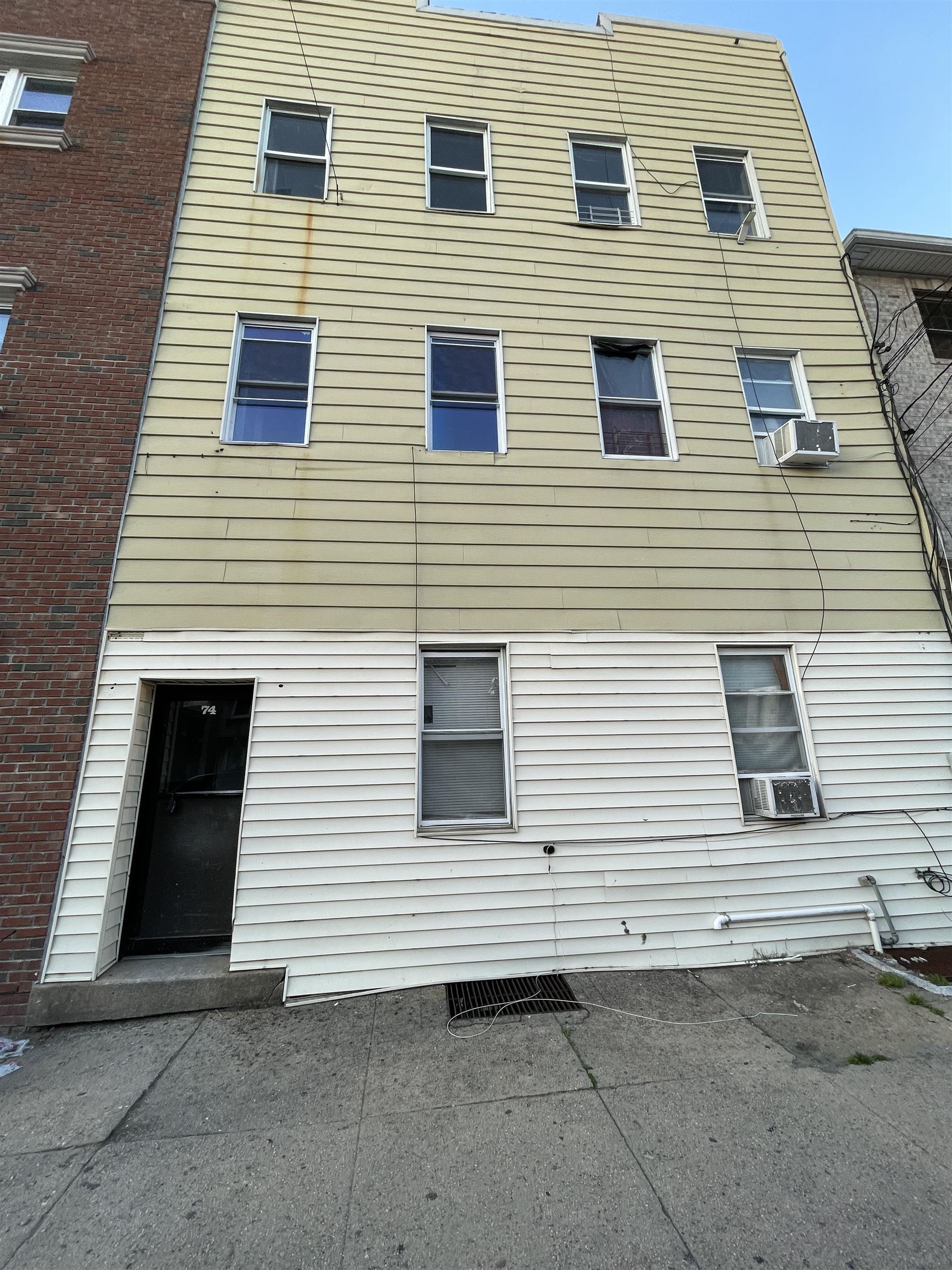 74 HUTTON ST Unit: 3F