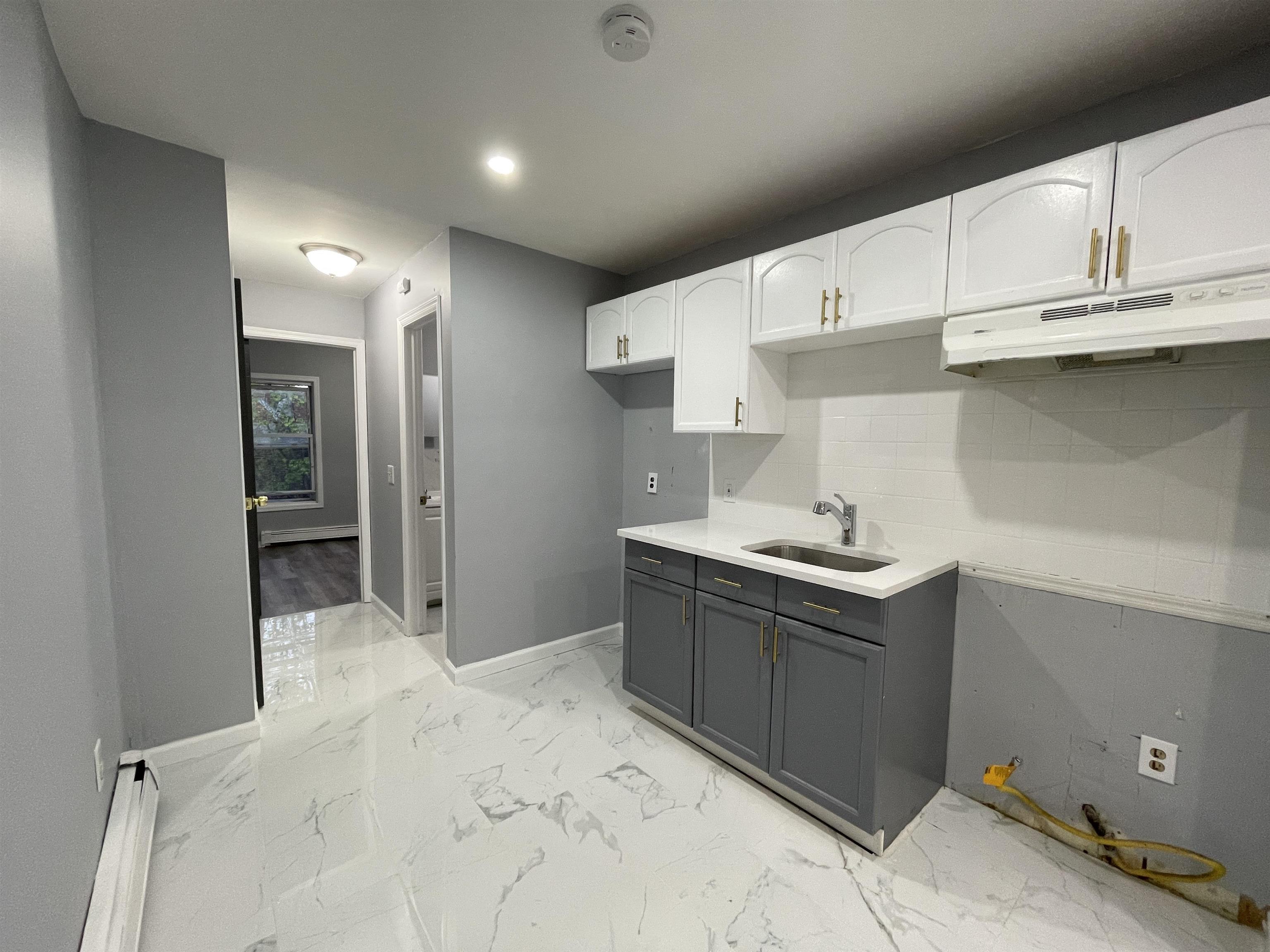 74 HUTTON ST Unit: 3F