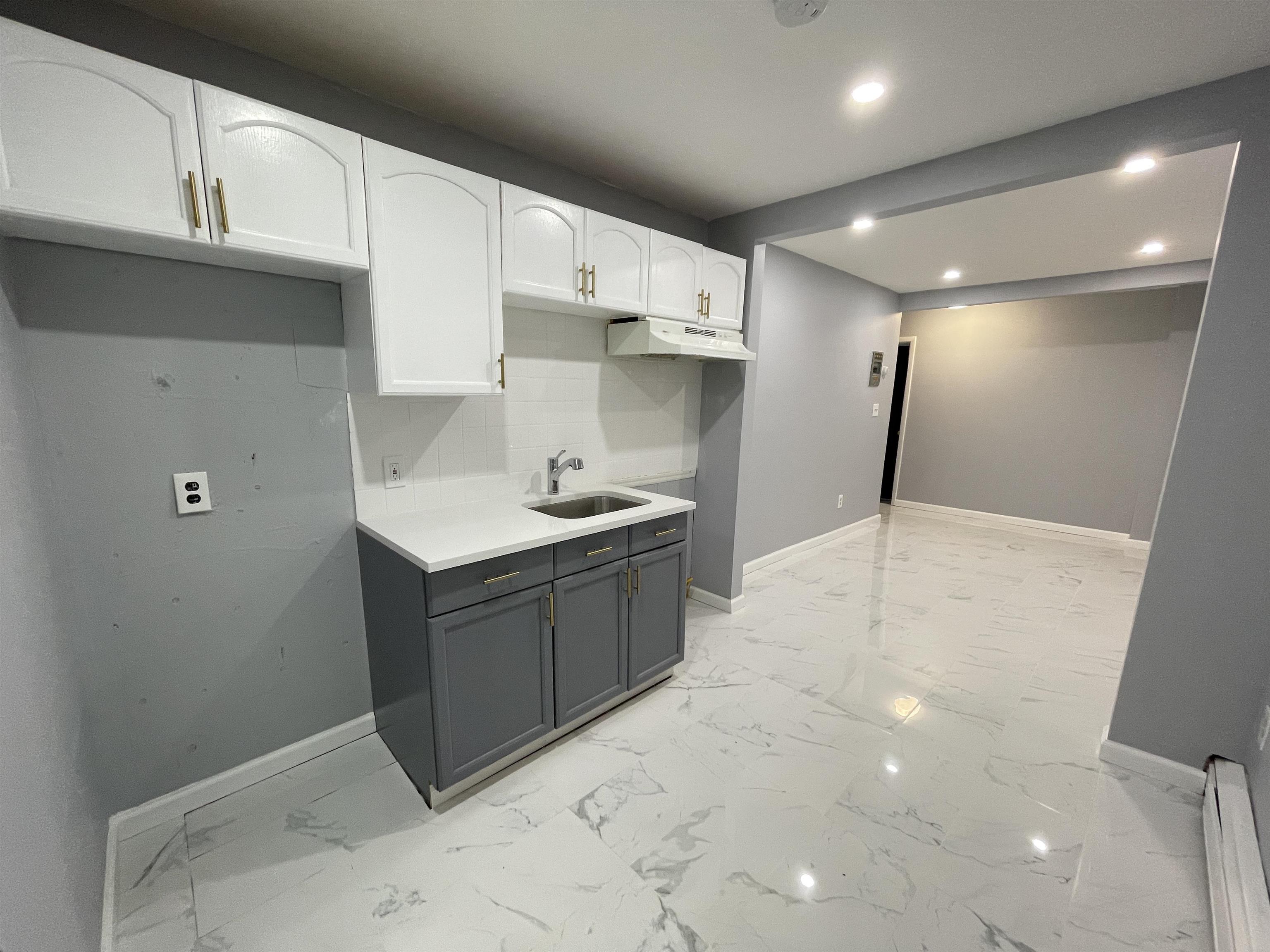 74 HUTTON ST Unit: 3E