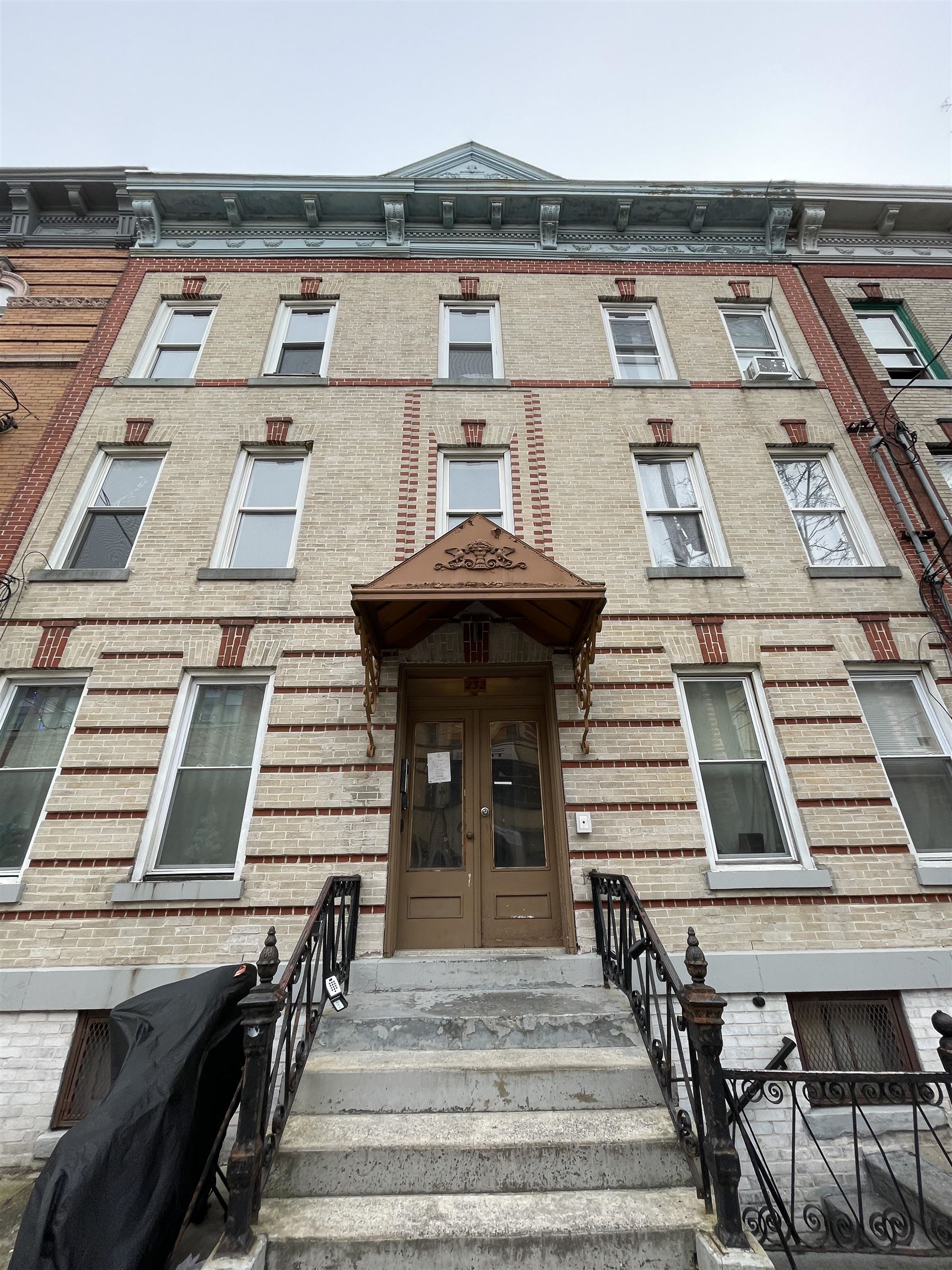 232 VAN HORNE ST Unit: 4