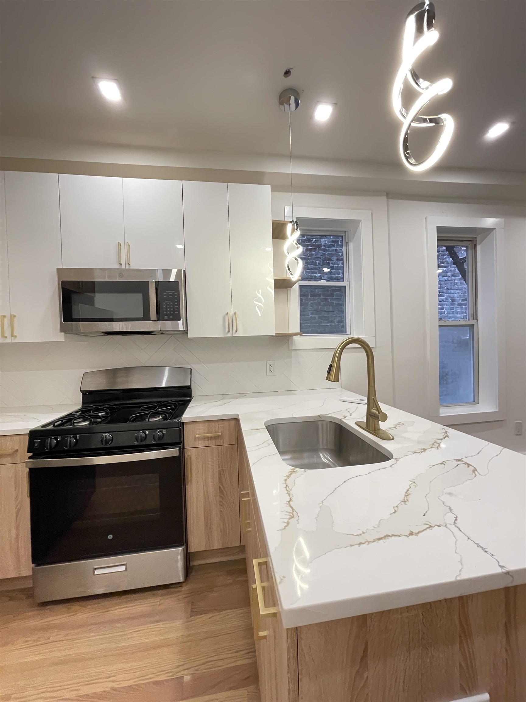 232 VAN HORNE ST Unit: 4