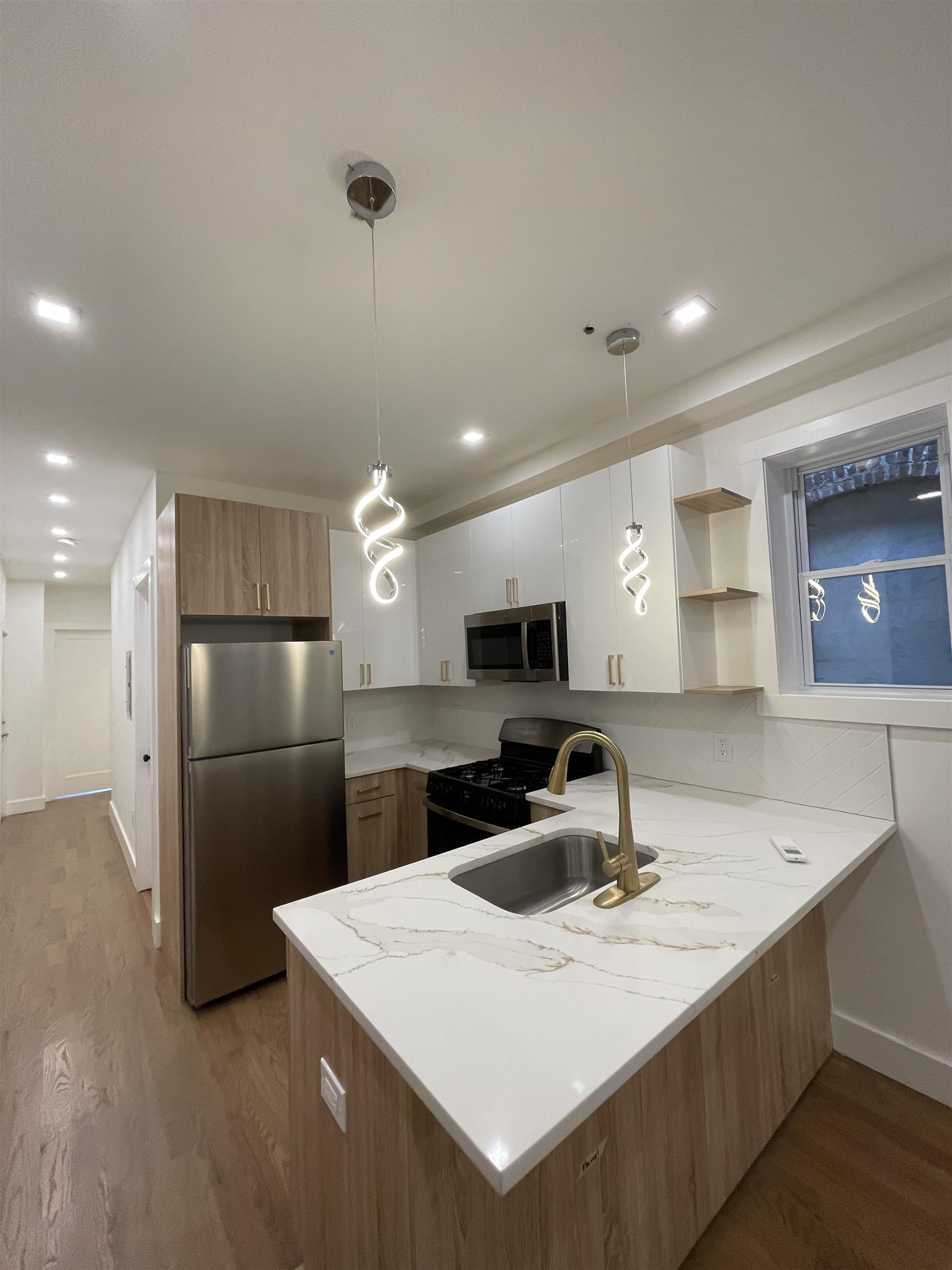 232 VAN HORNE ST Unit: 4