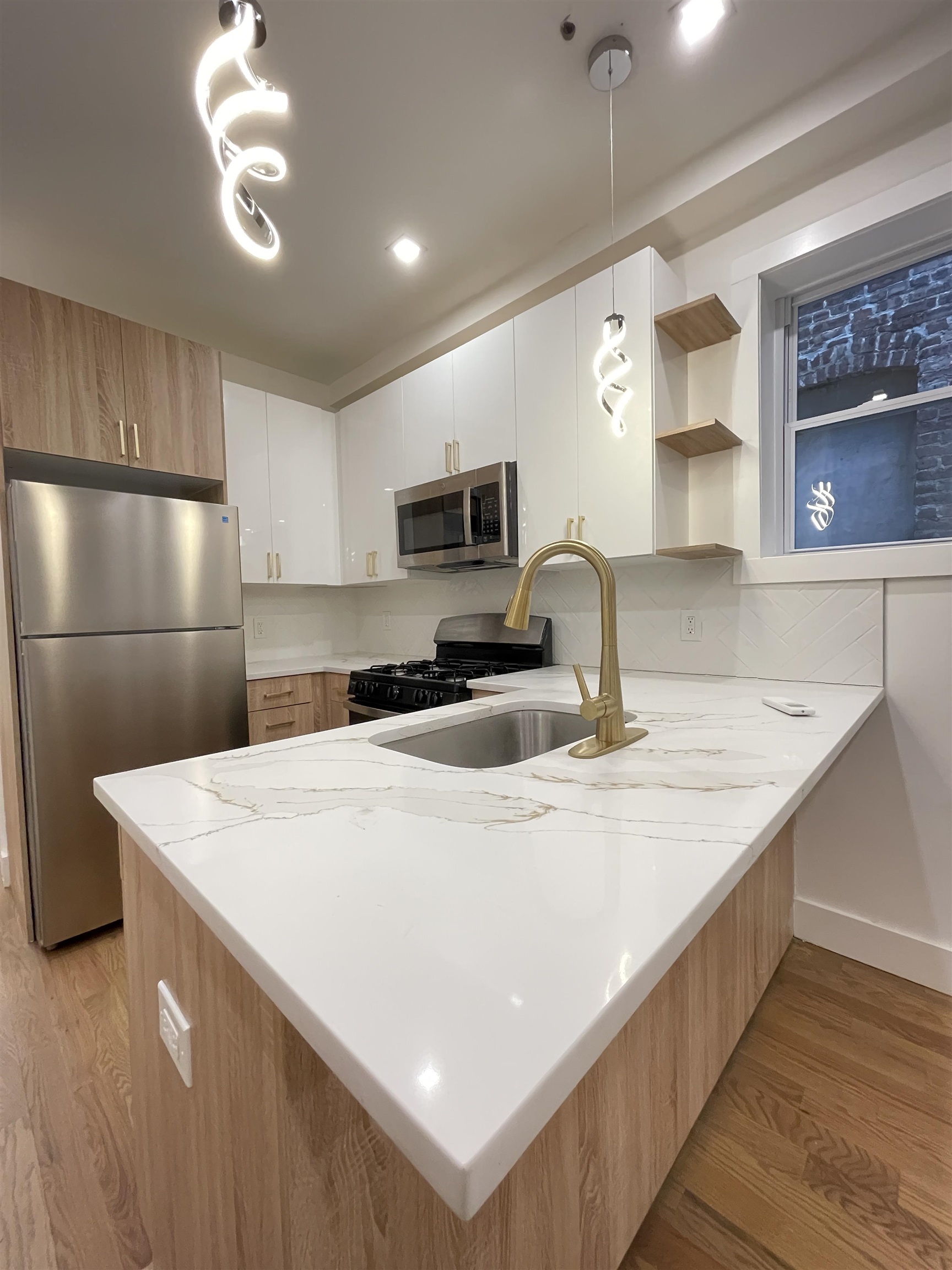 232 VAN HORNE ST Unit: 4