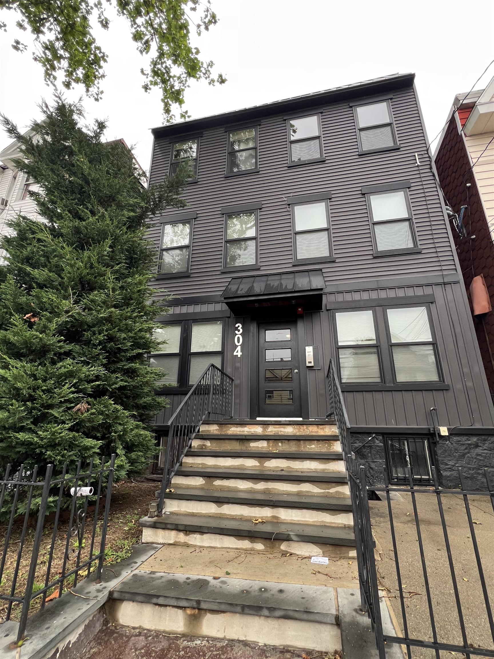 304 EGE AVE Unit: 2R