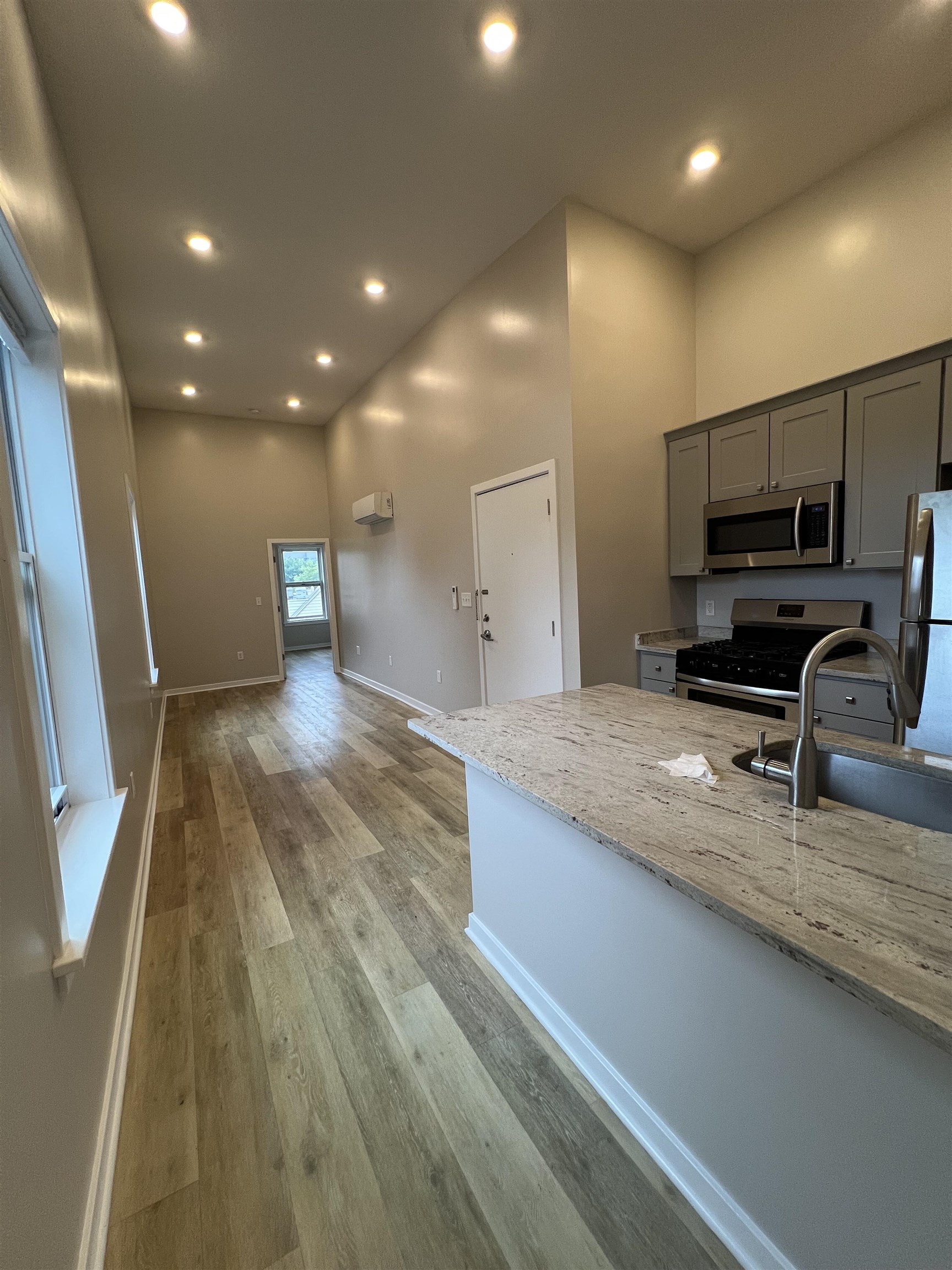 304 EGE AVE Unit: 2R
