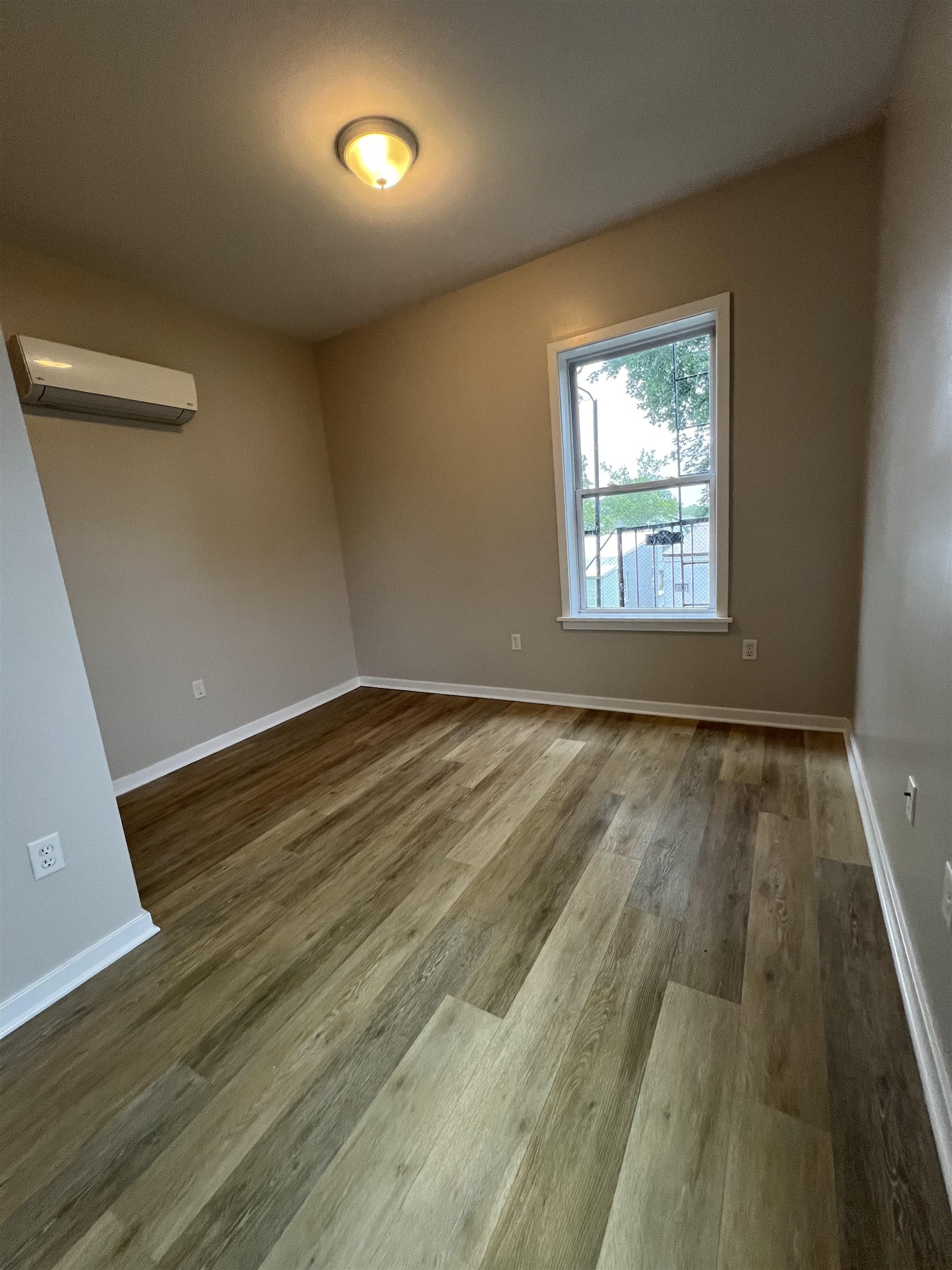 304 EGE AVE Unit: 2R