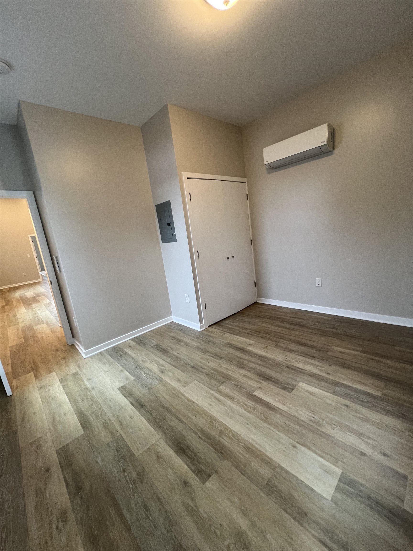 304 EGE AVE Unit: 2R
