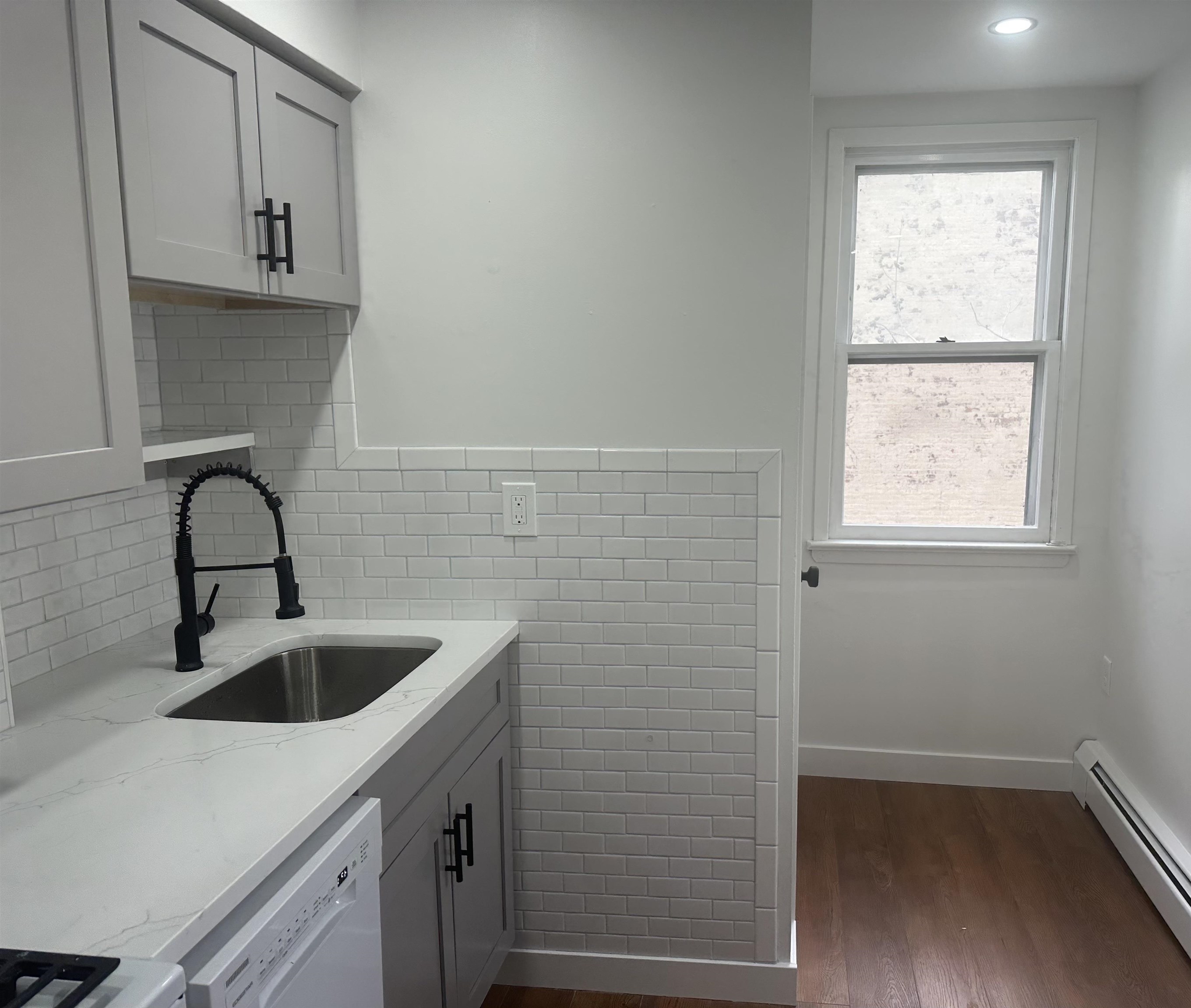 107 MAGNOLIA AVE Unit: 2R