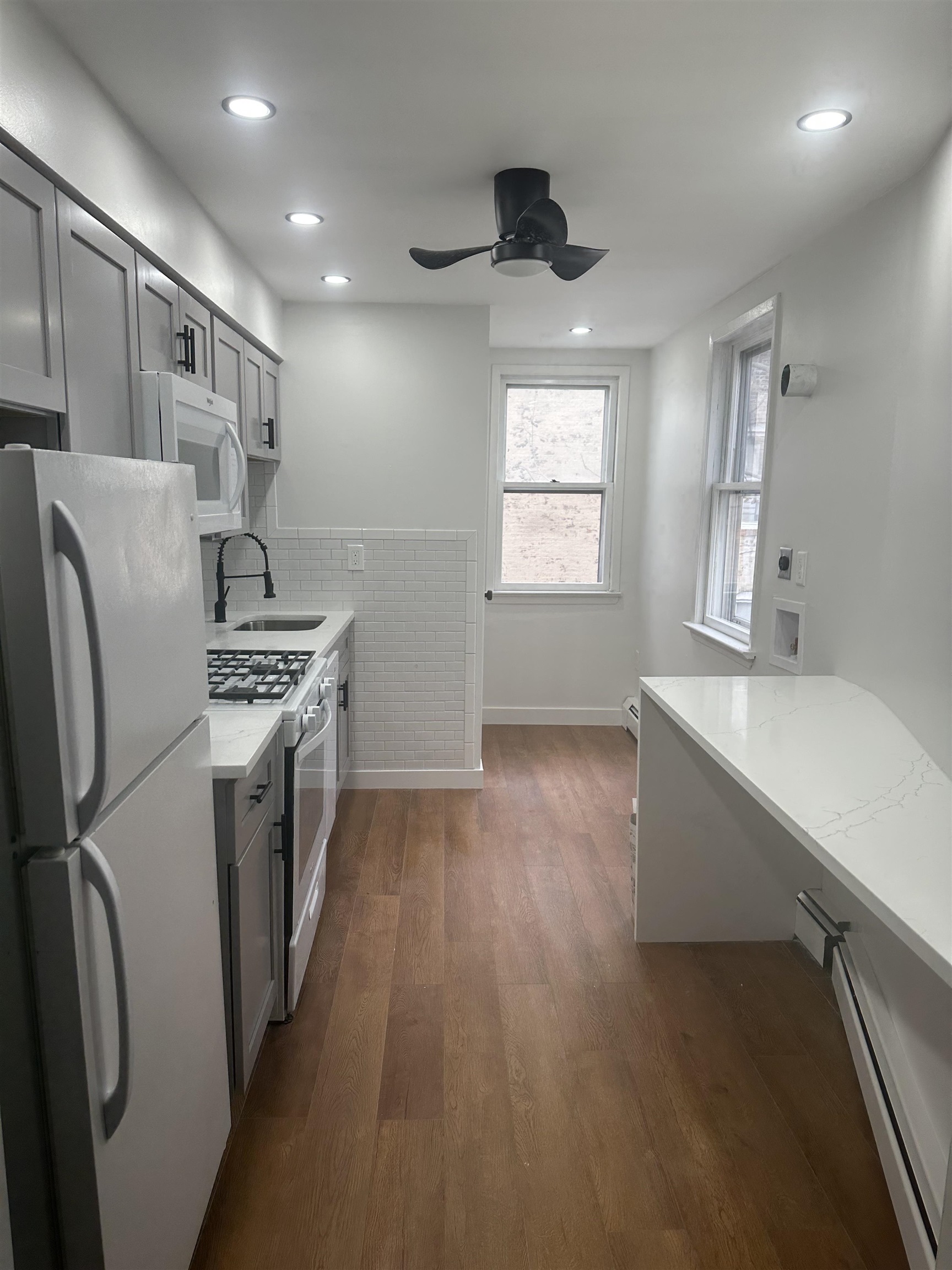 107 MAGNOLIA AVE Unit: 2R