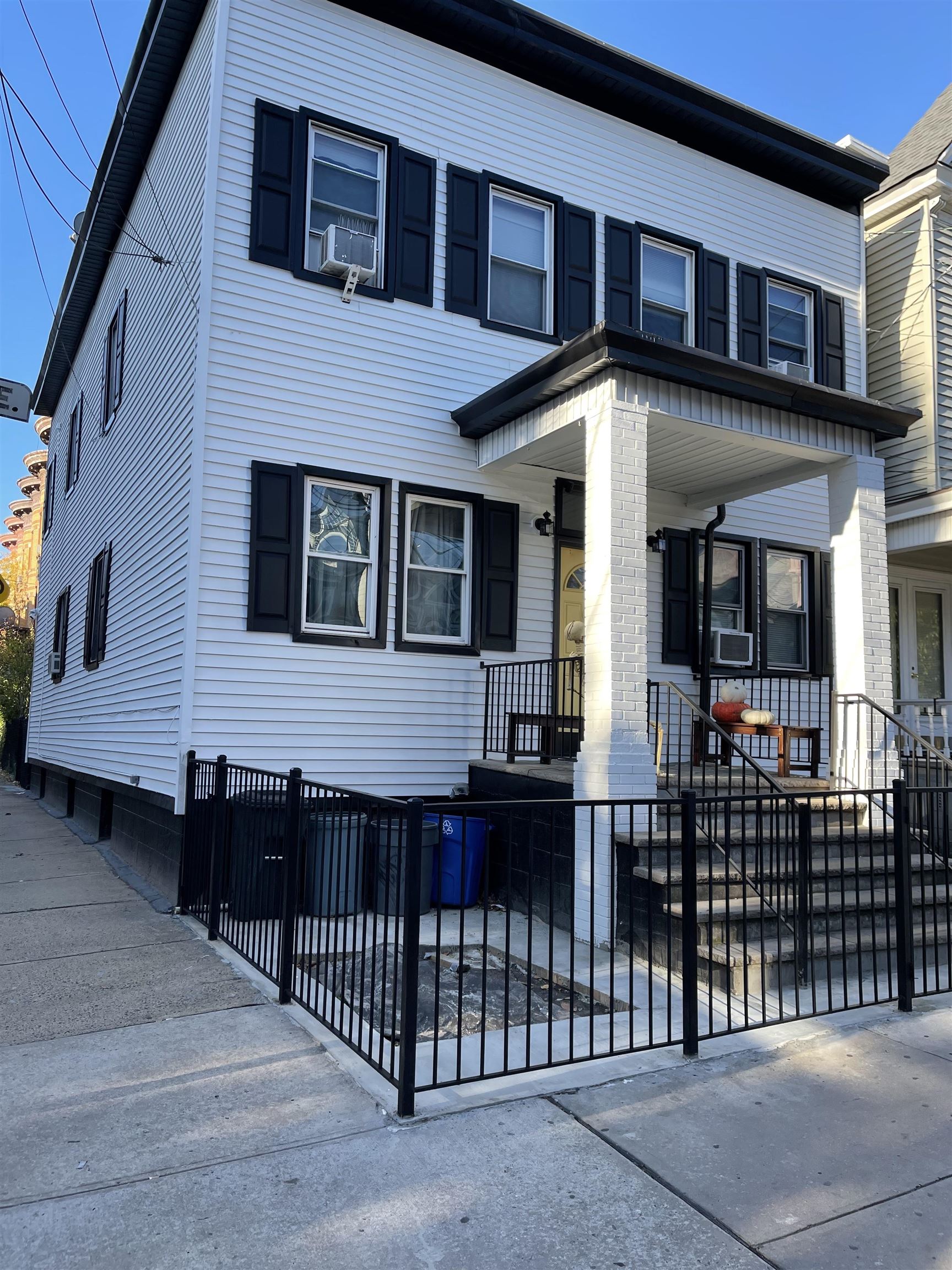 107 MAGNOLIA AVE Unit: 2R