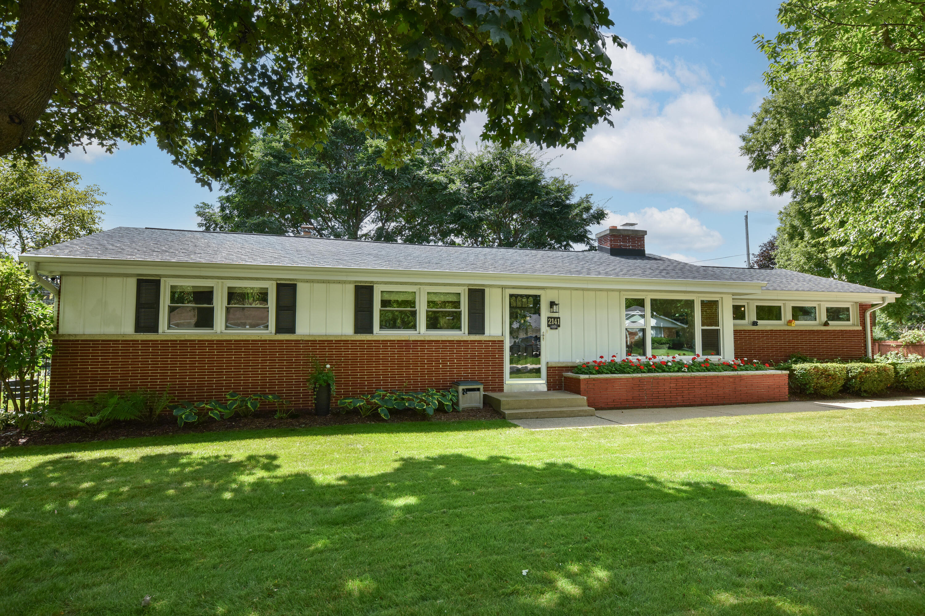 2141 W Fairlane Ave