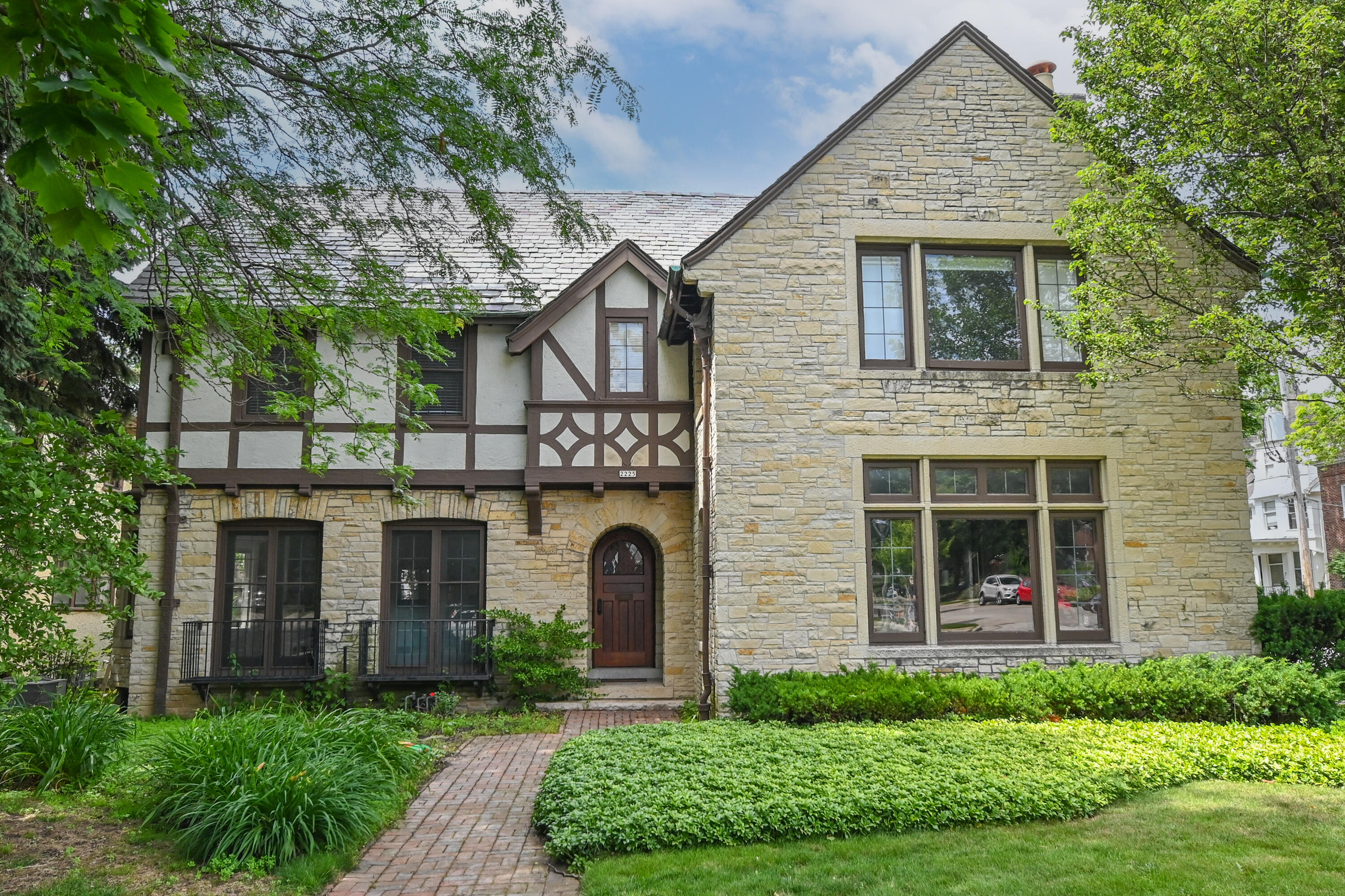 2225 N Lake Dr