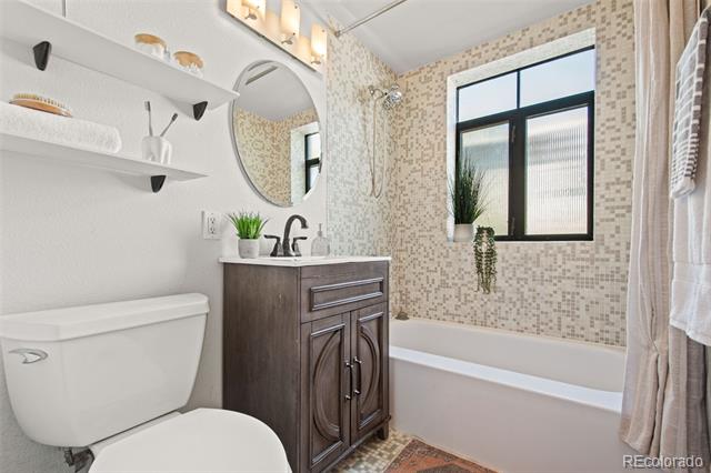 636 N Washington Street Unit: 203