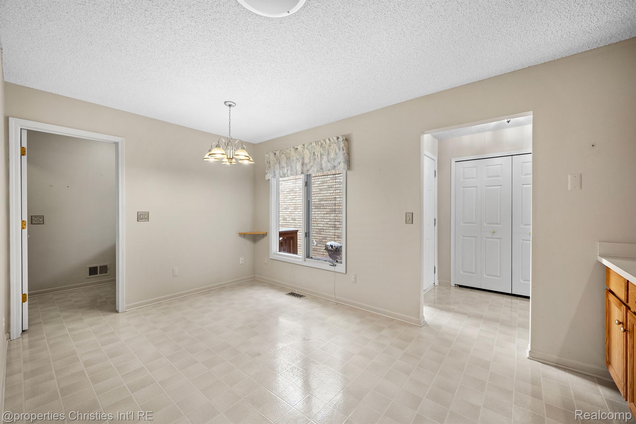 35204 KNOLLWOOD Lane