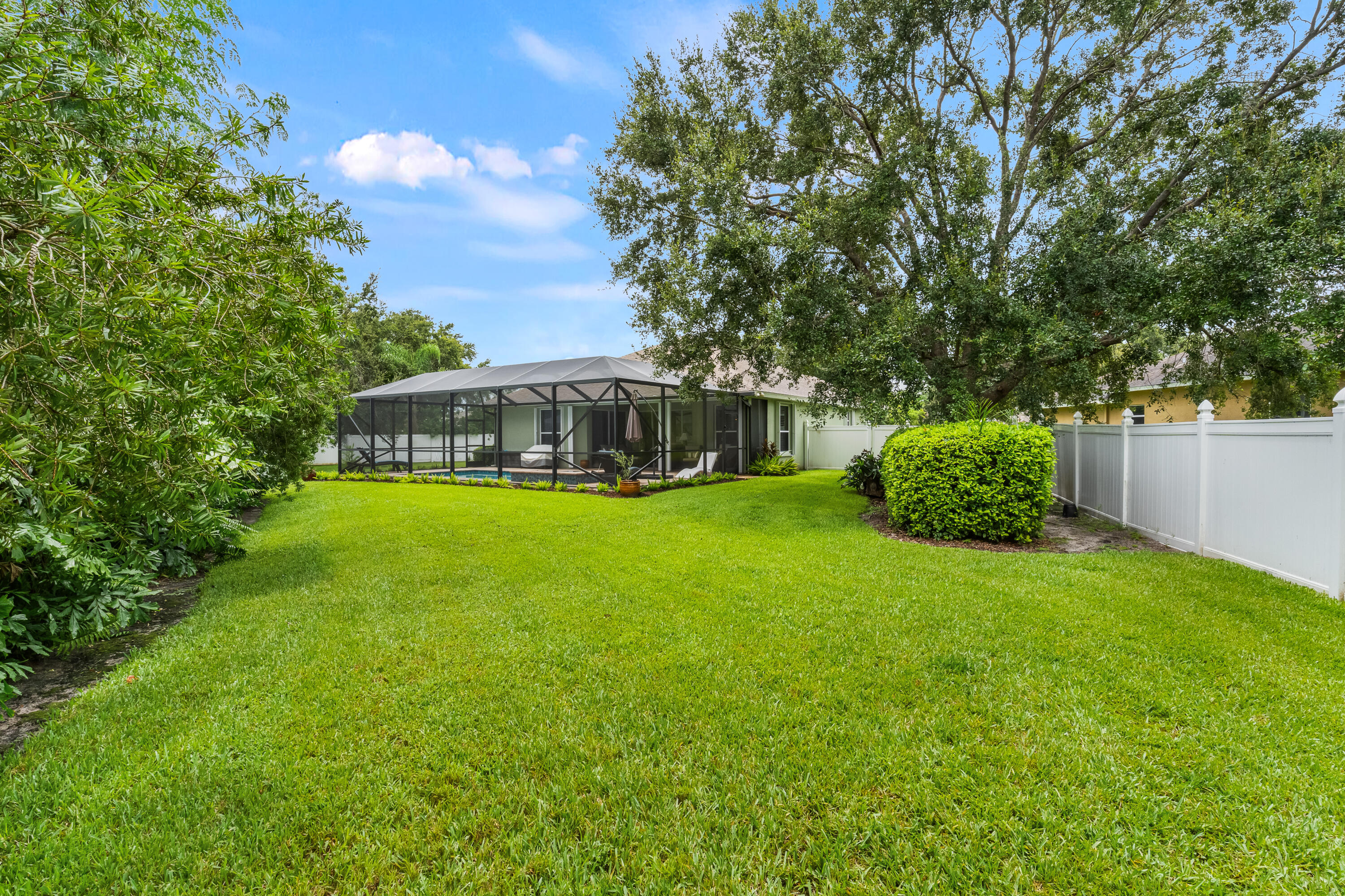 210 CHAMPAGNE Court SW