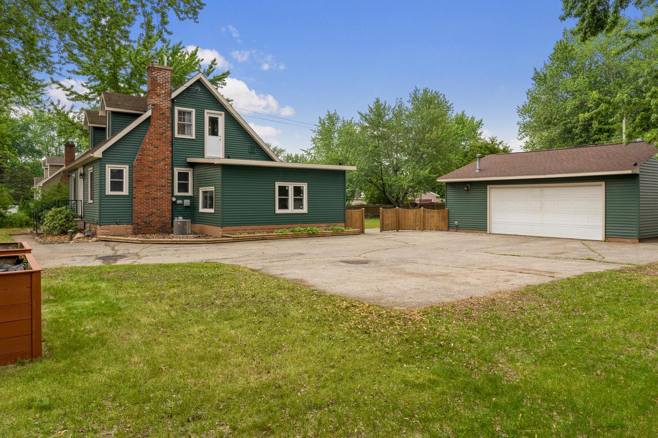 1741 Bainbridge STREET