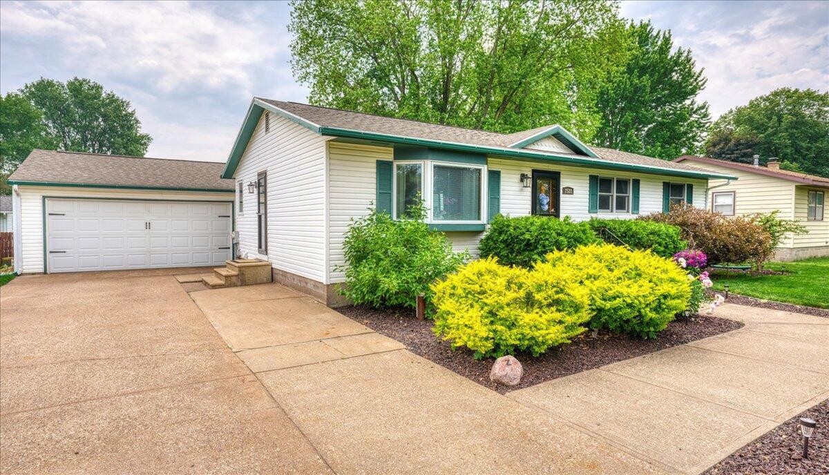 2528 Lakeshore DRIVE