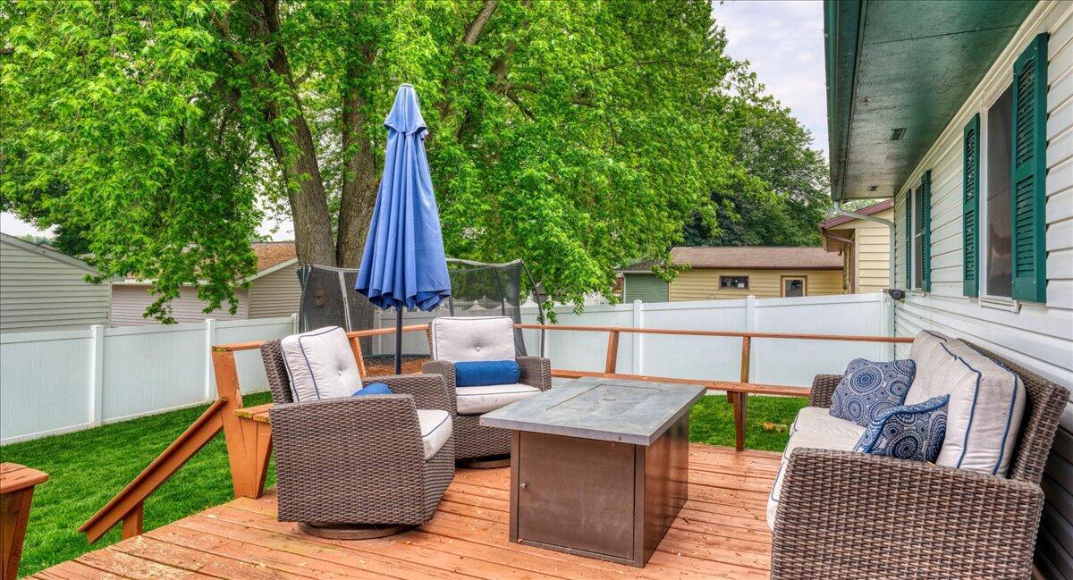 2528 Lakeshore DRIVE