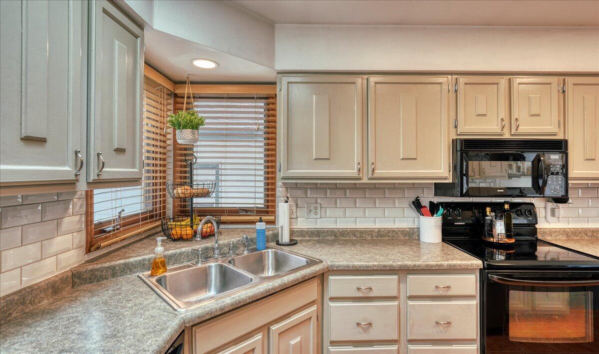 2528 Lakeshore DRIVE