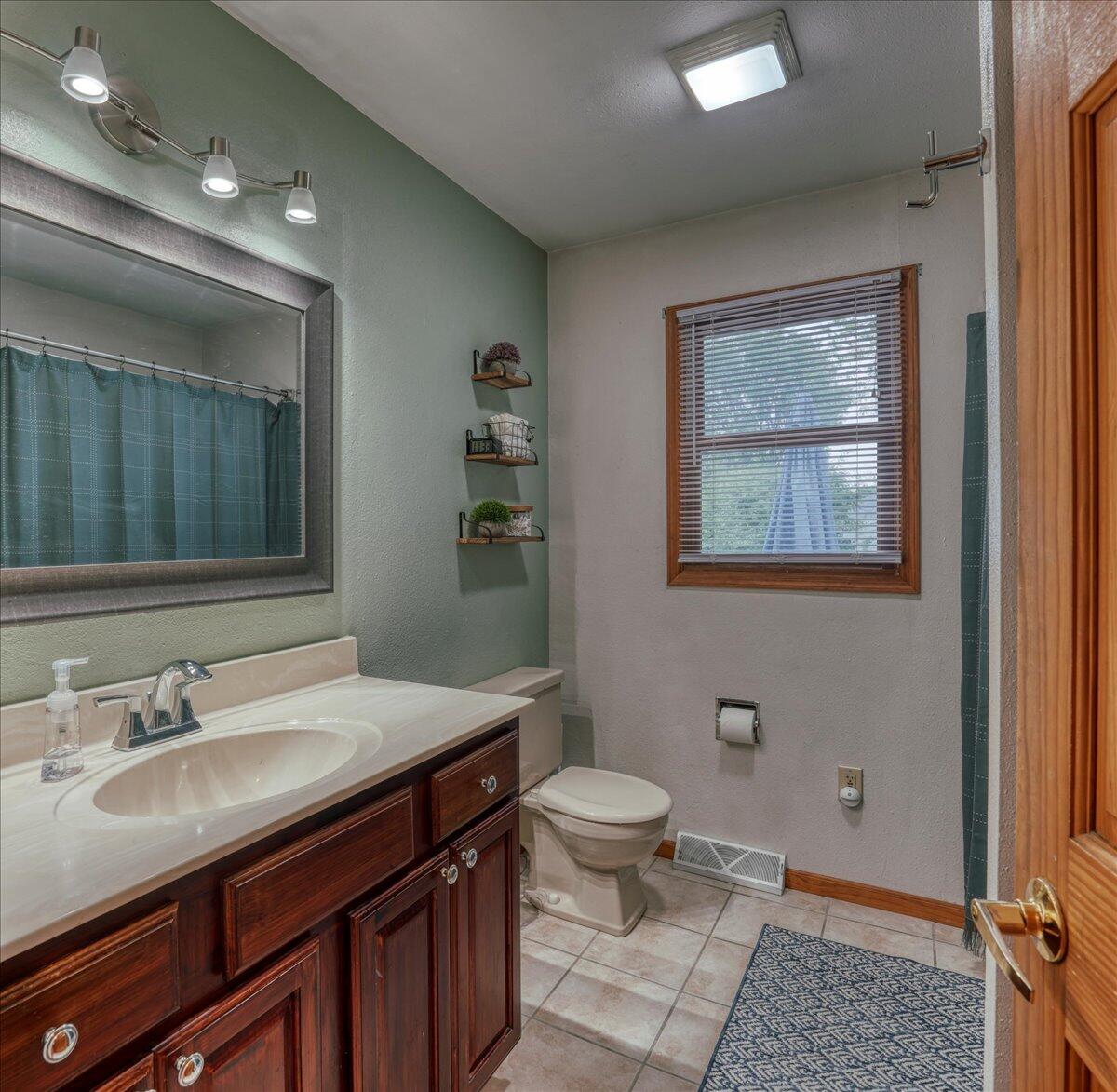 2528 Lakeshore DRIVE