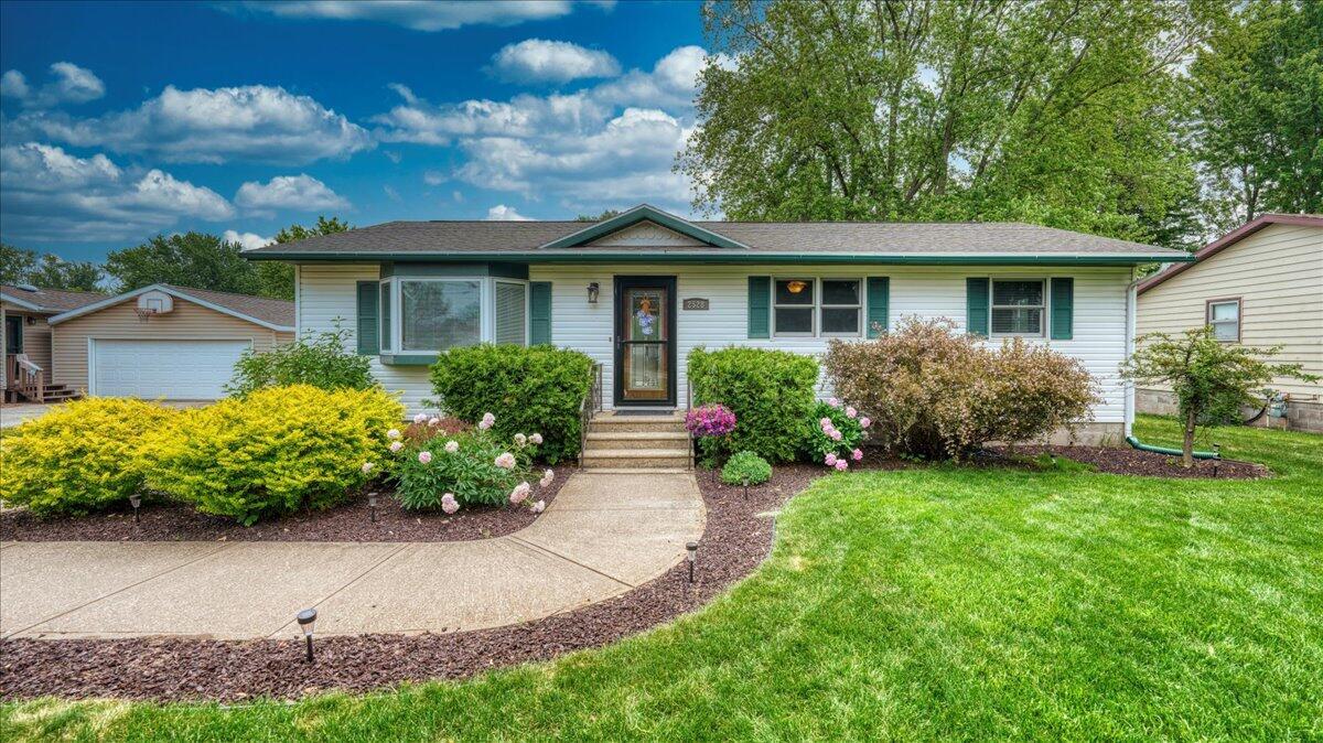 2528 Lakeshore DRIVE