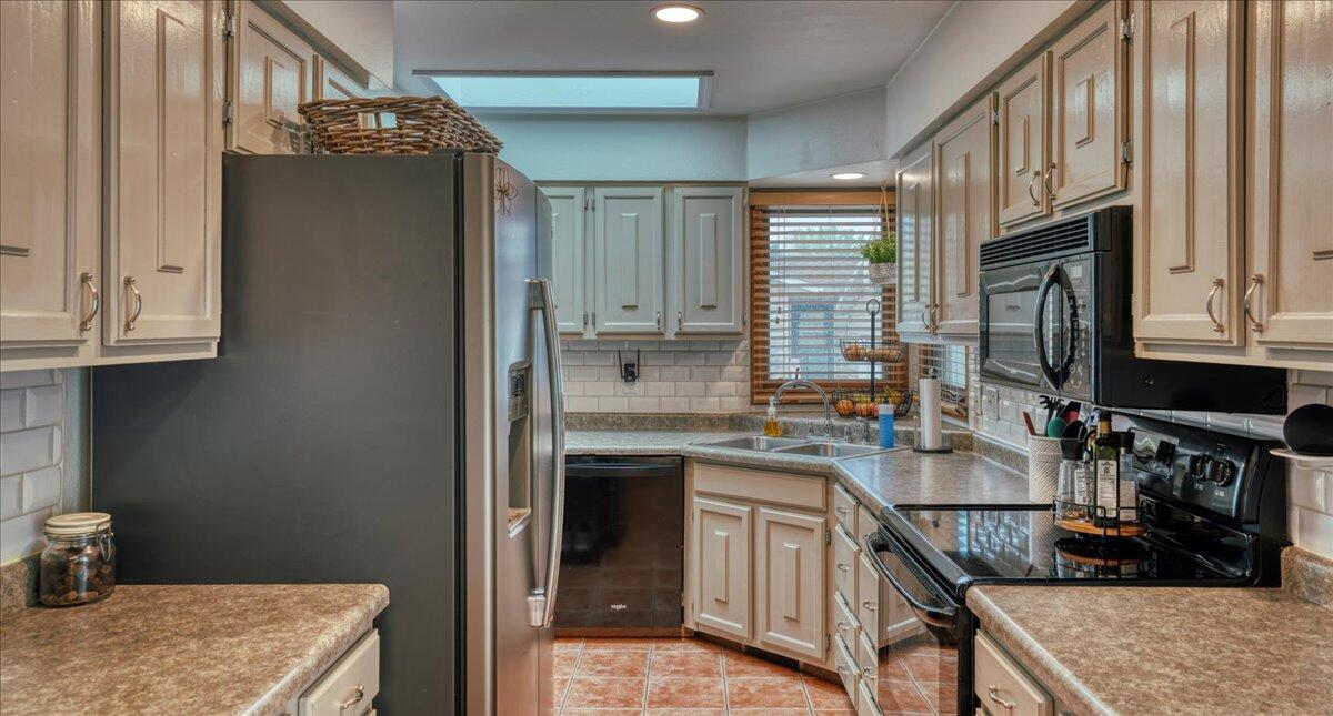 2528 Lakeshore DRIVE