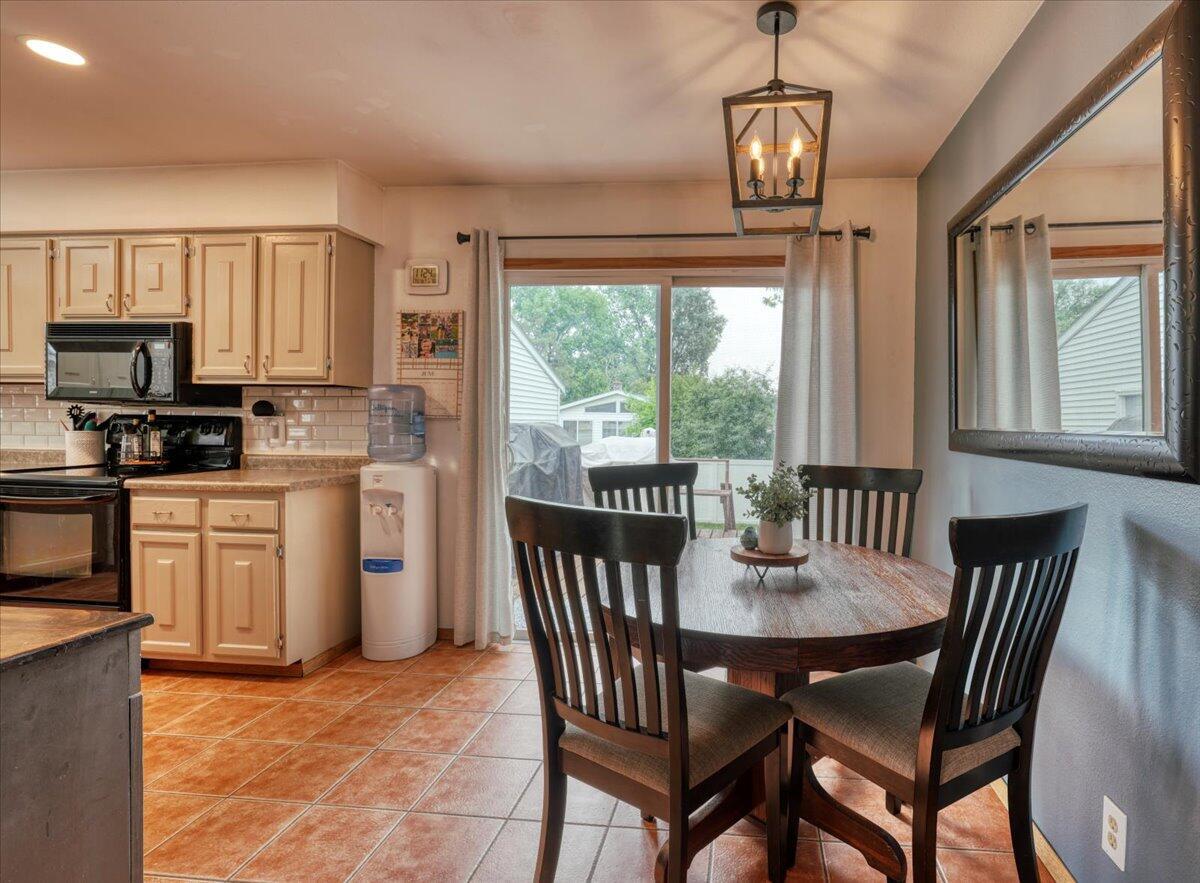 2528 Lakeshore DRIVE