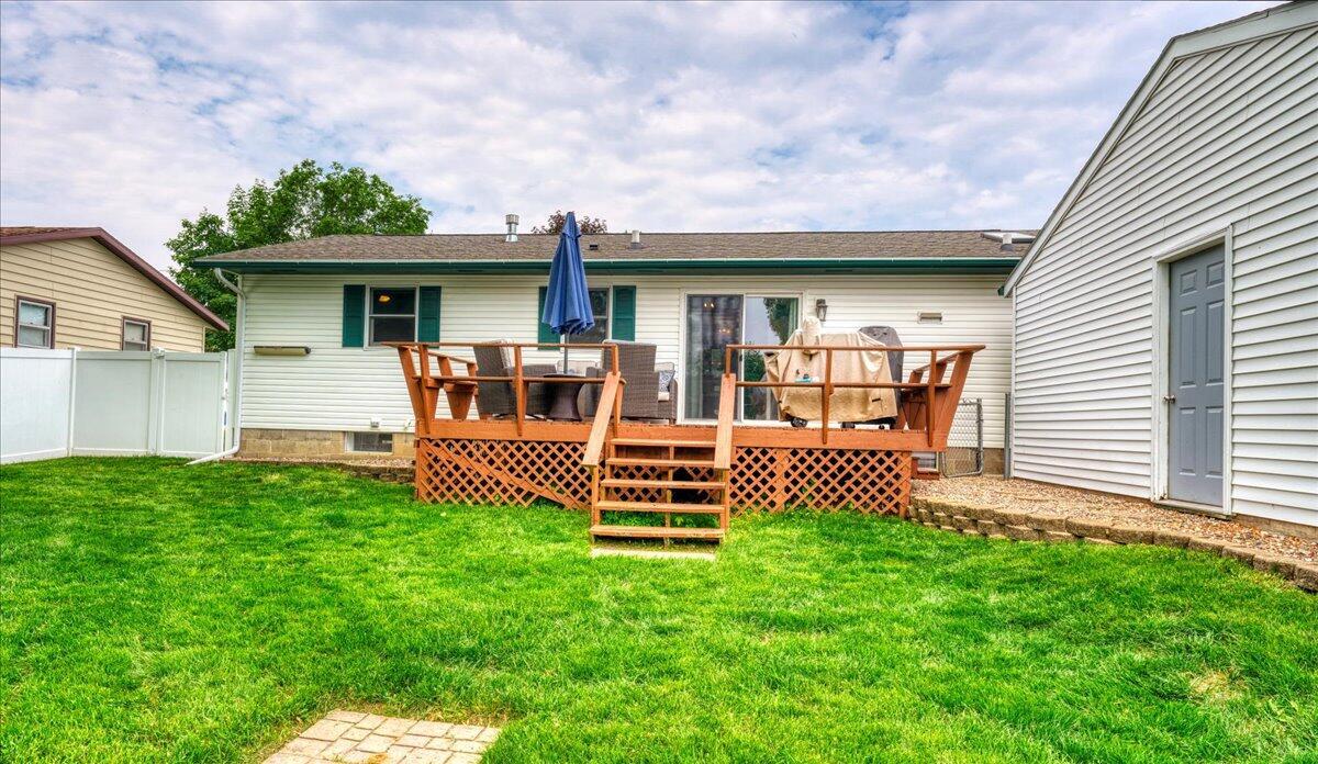 2528 Lakeshore DRIVE