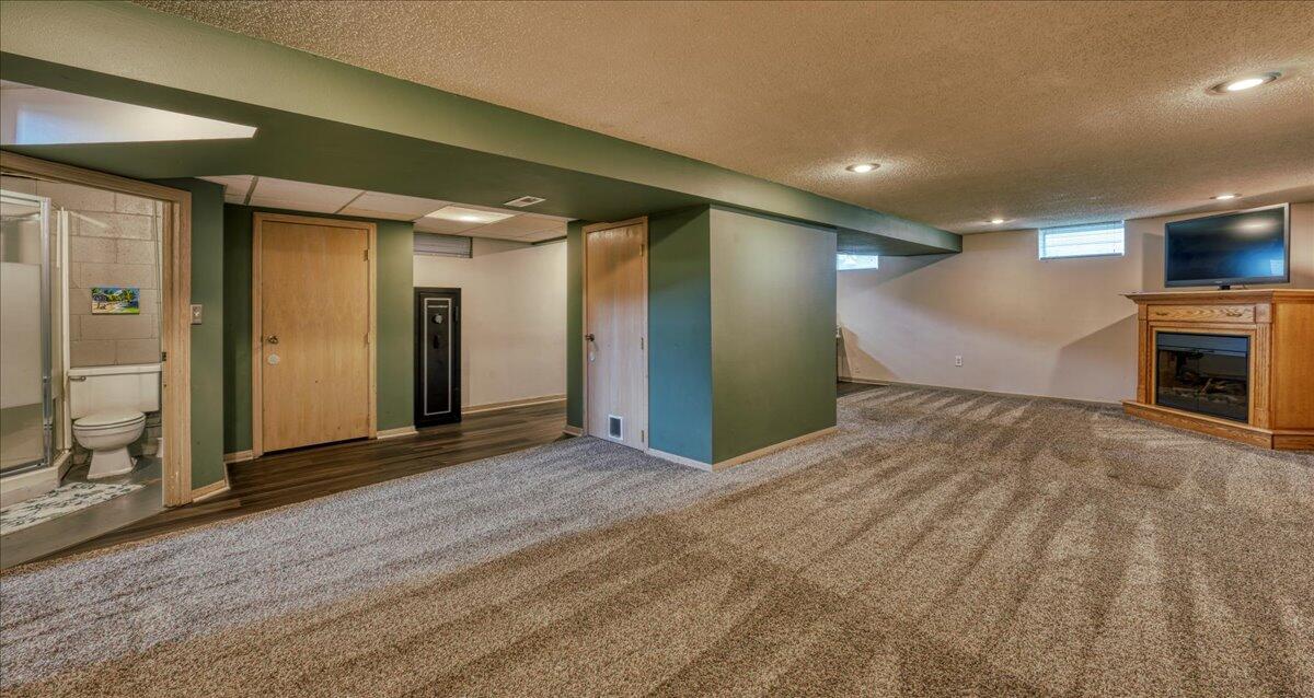 2528 Lakeshore DRIVE