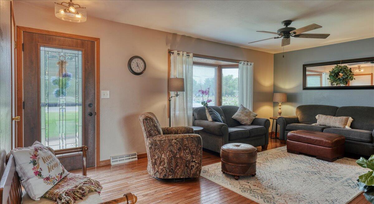 2528 Lakeshore DRIVE