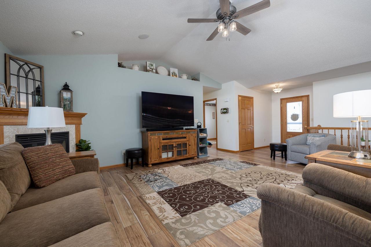 1527 Cliffview AVENUE