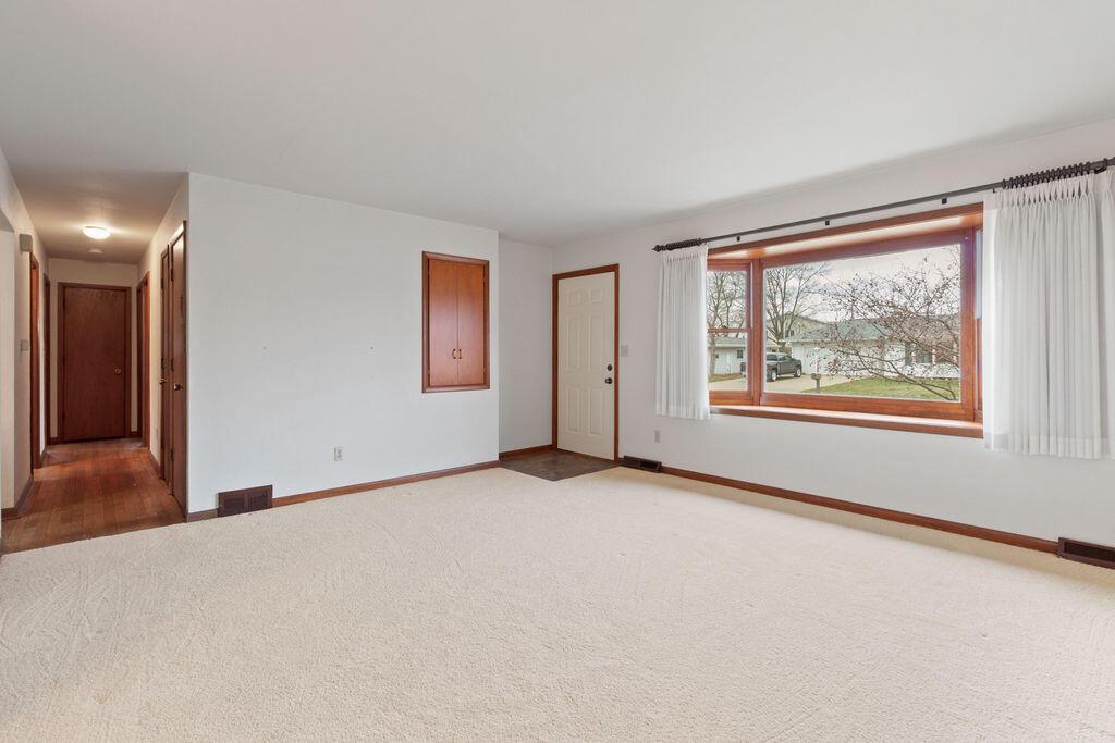 W6877 Cloverdale ROAD