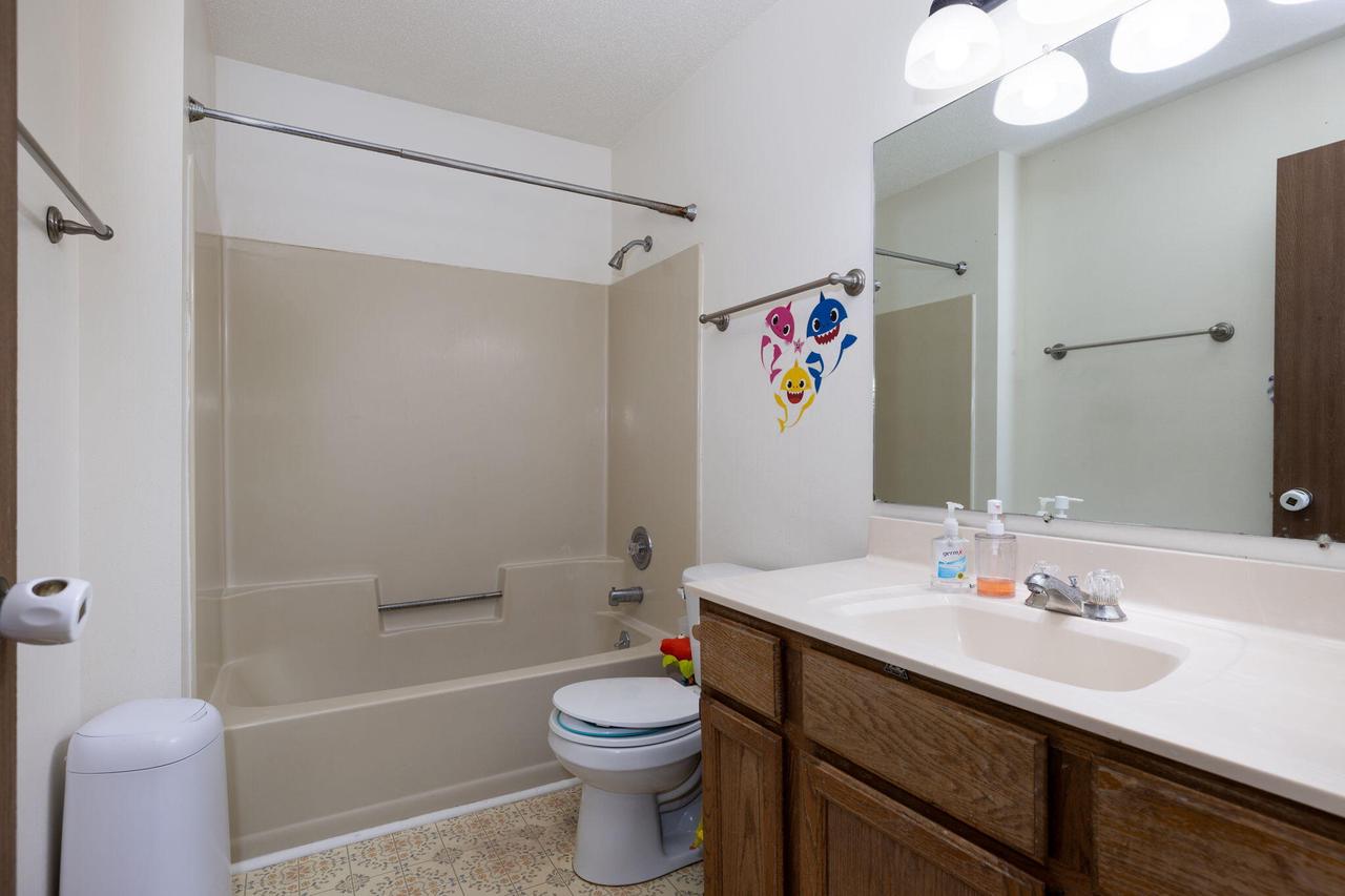 1022 East AVENUE NORTH North 1024