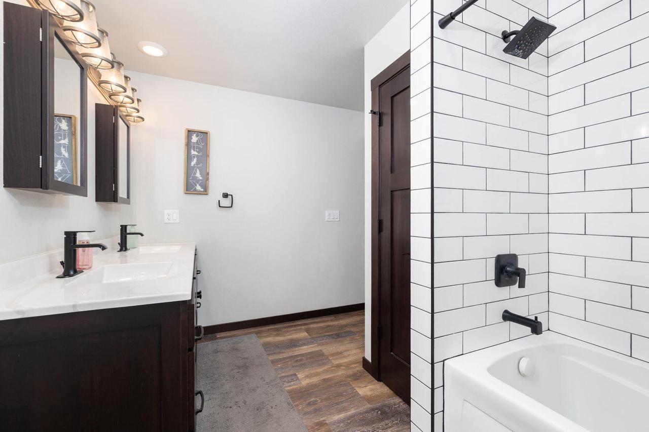 2302 John Leis STREET