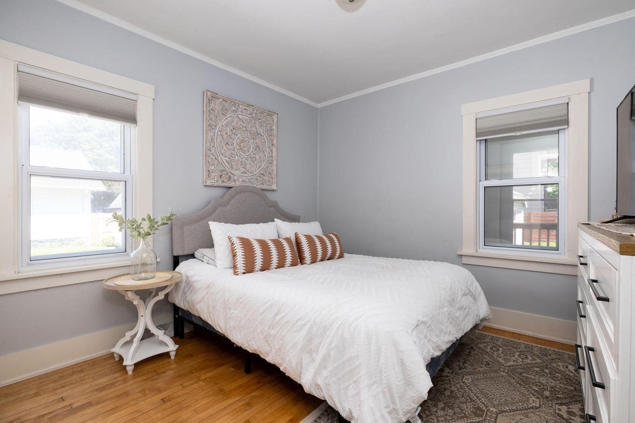 1225 East AVENUE SOUTH South