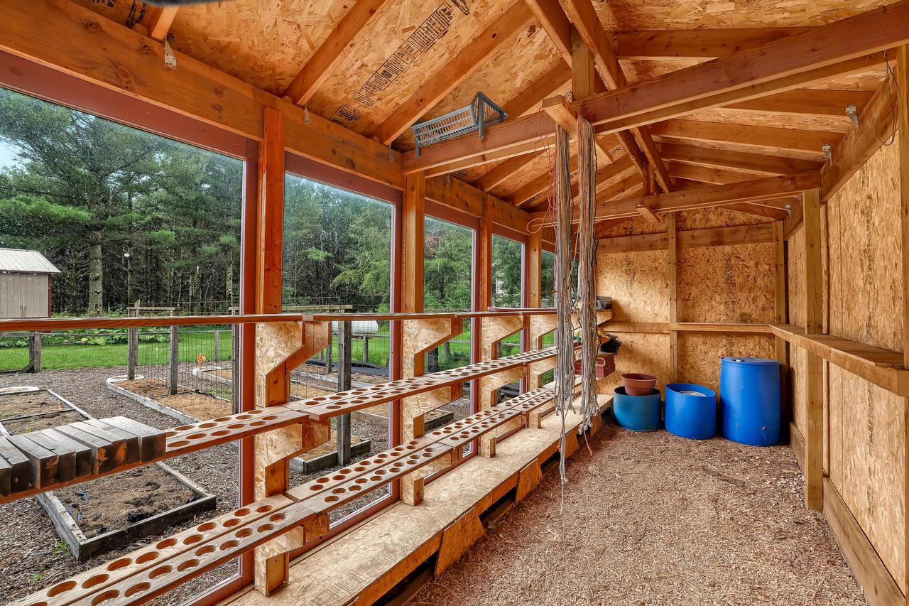 W2527 Davis Creek ROAD