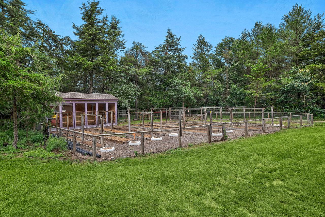 W2527 Davis Creek ROAD